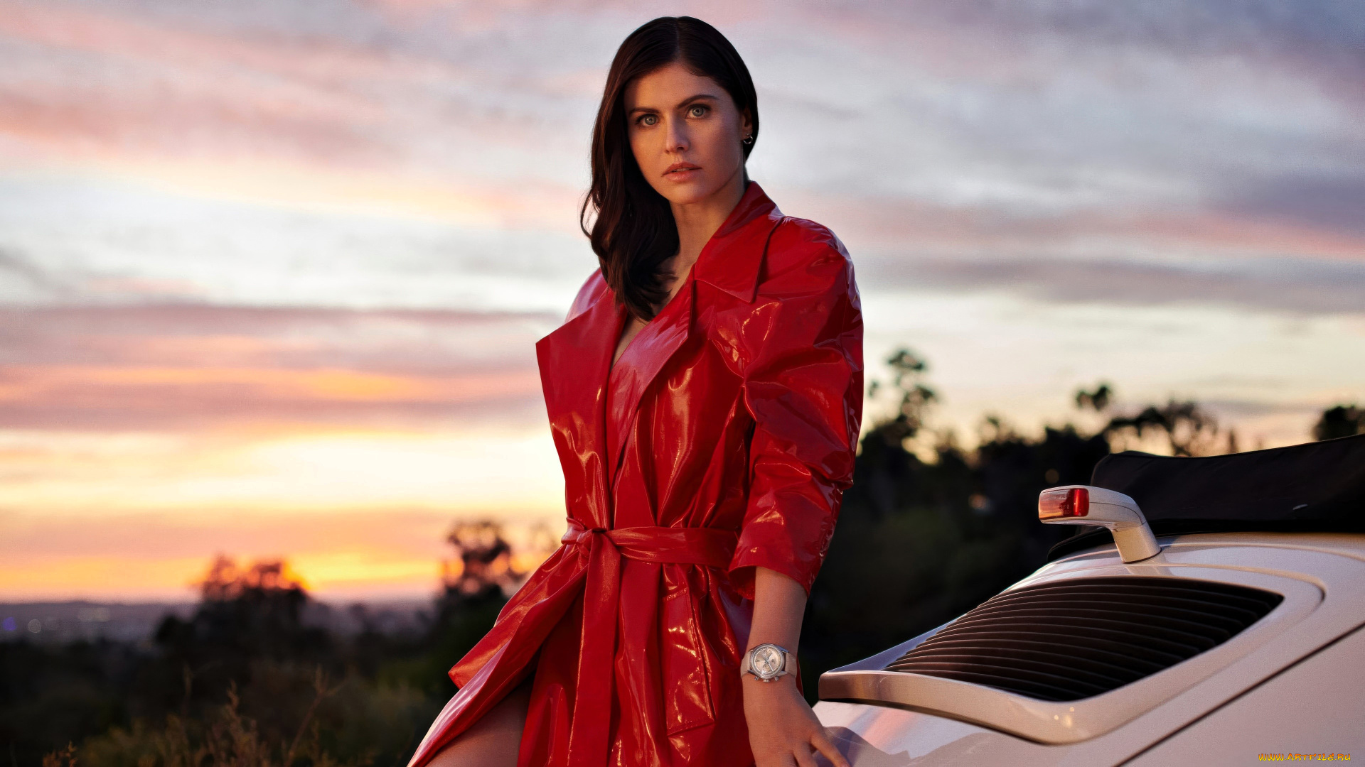 девушки, alexandra, daddario, актриса, шатенка, плащ, часы, машина, закат