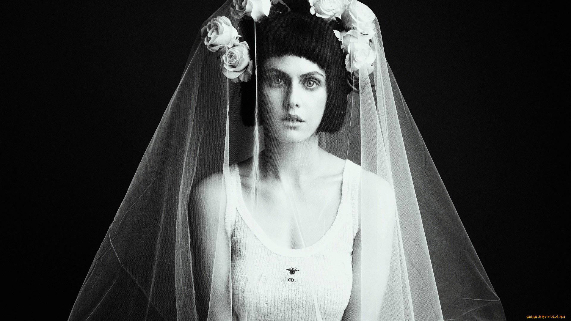 девушки, alexandra, daddario, черно-белая, актриса, брюнетка, фата, цветы, наряд