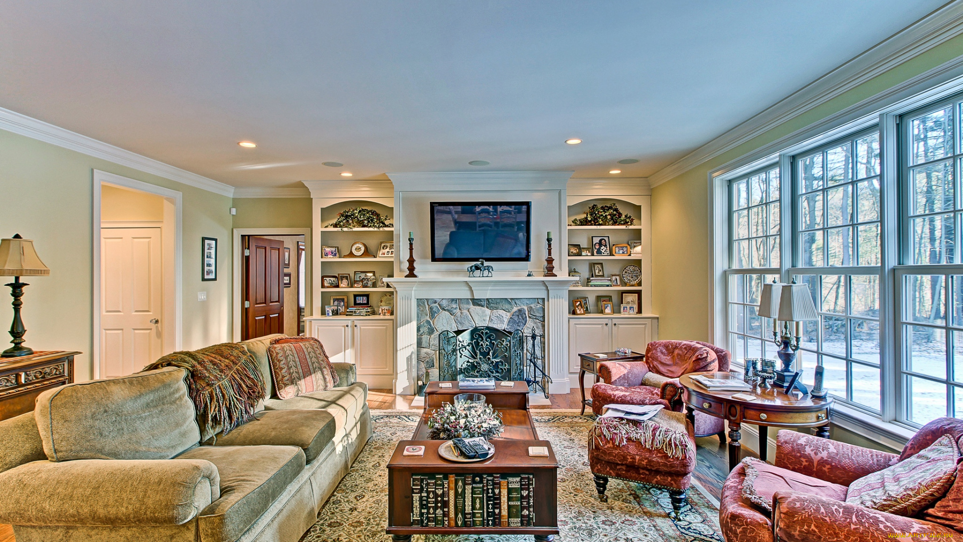 интерьер, гостиная, диван, камин, плазма, столик