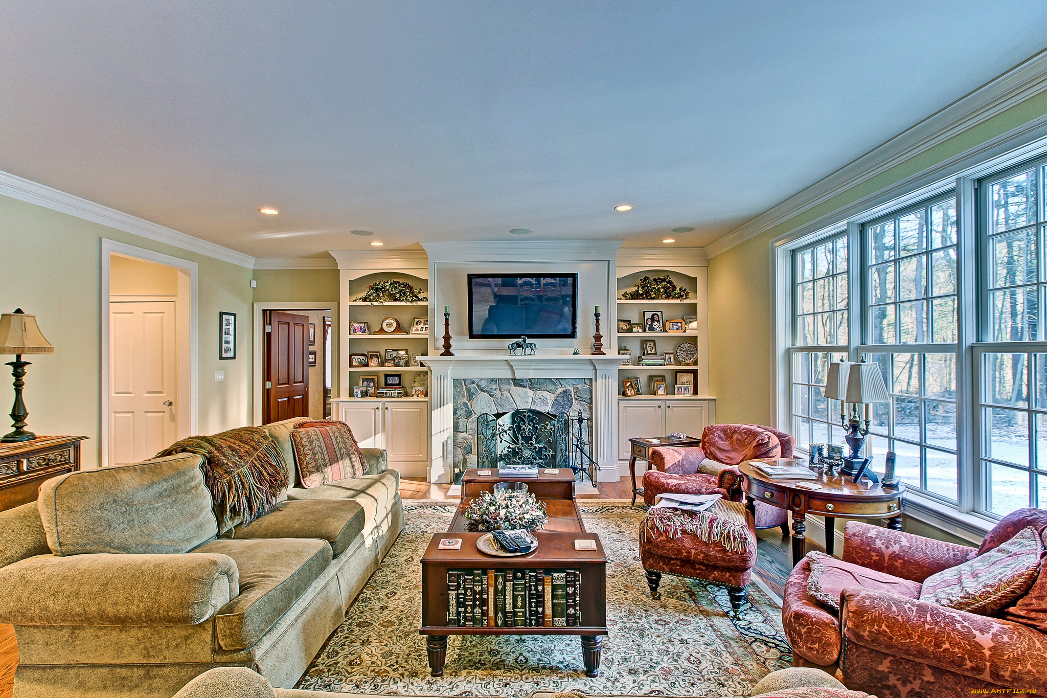 интерьер, гостиная, диван, камин, плазма, столик