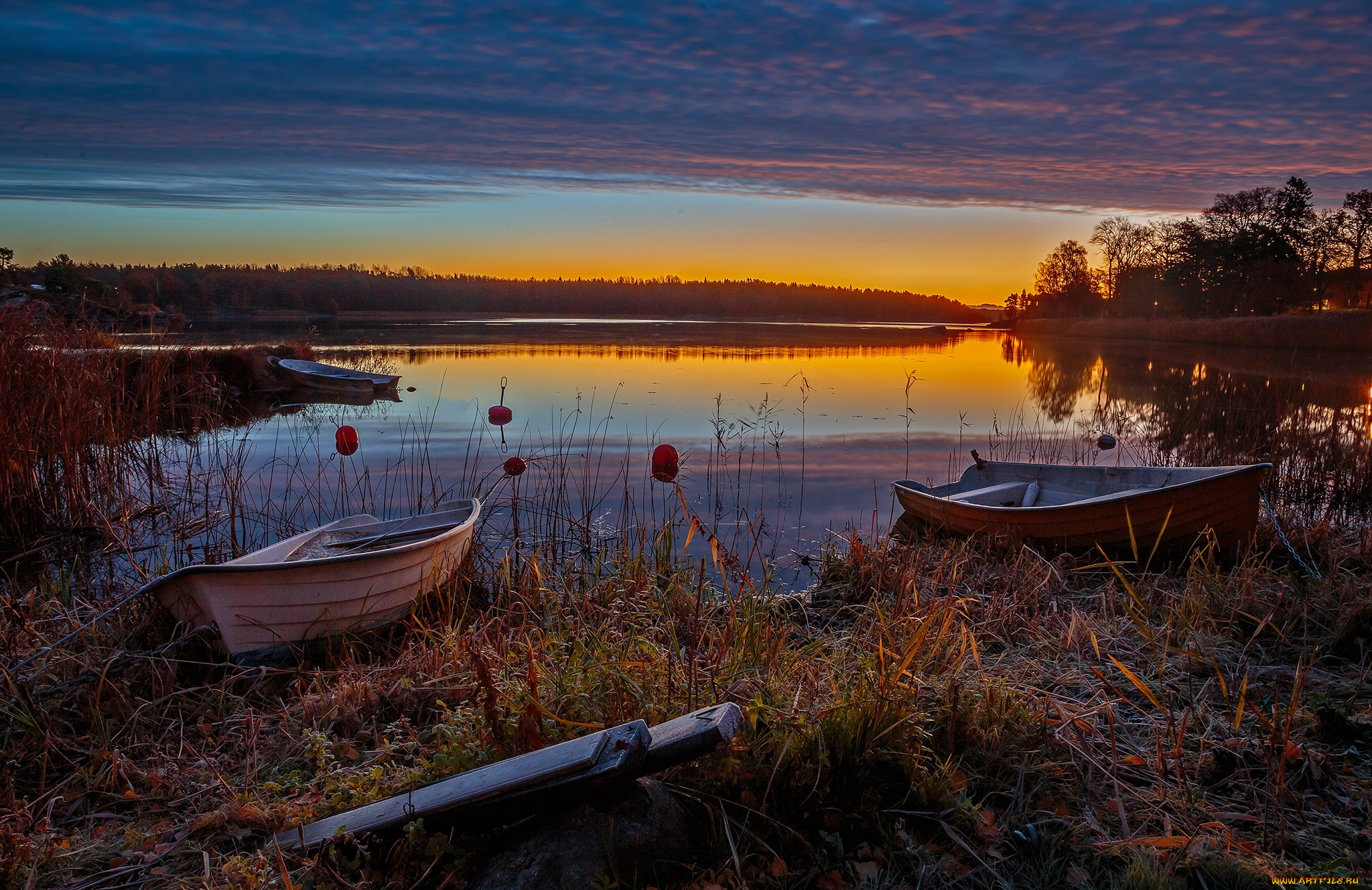 корабли, лодки, , шлюпки, вечер, облака, небо, трава, река, лес, закат, иней, деревья, берег, швеция