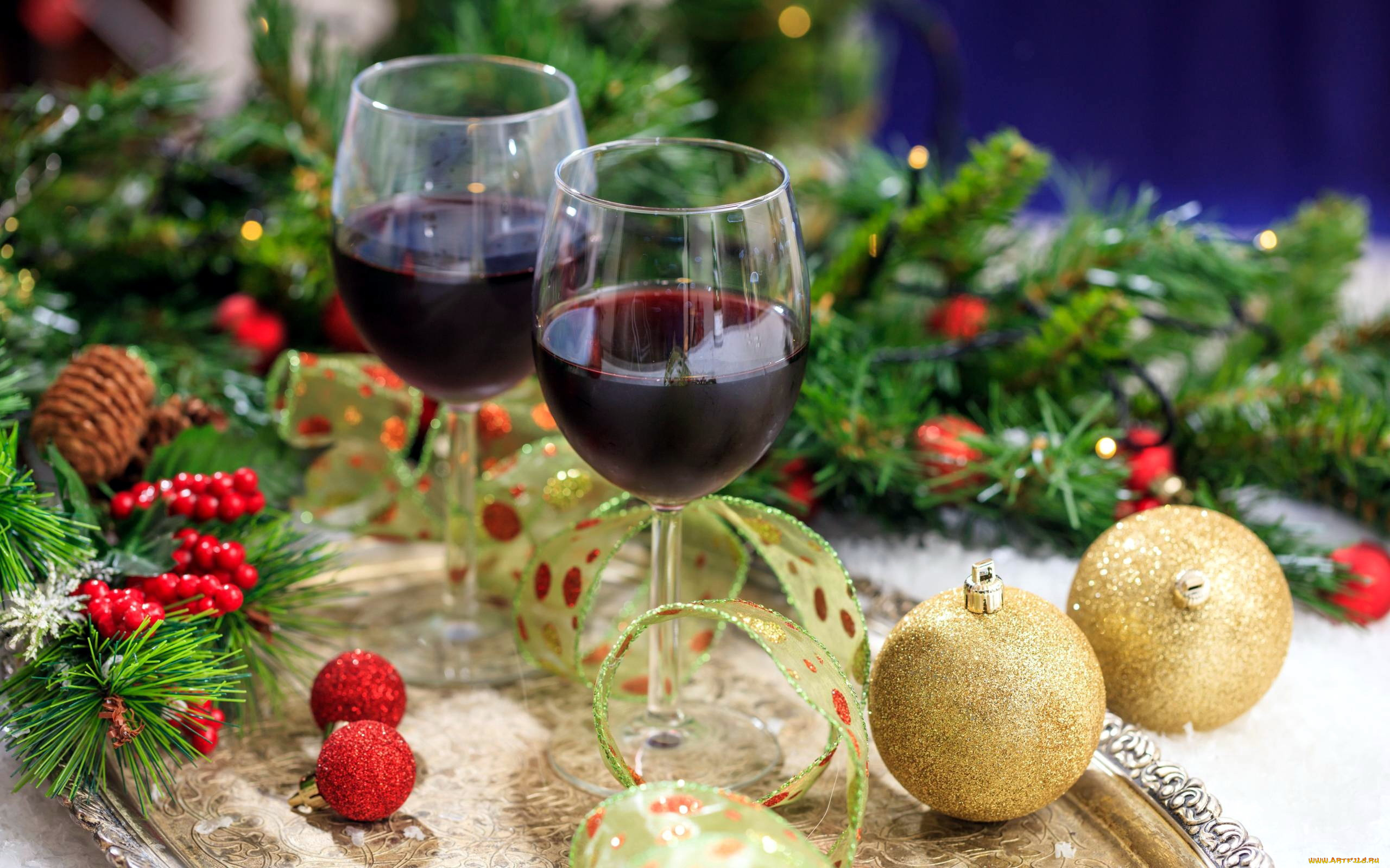 праздничные, угощения, вино, бокалы, шарики
