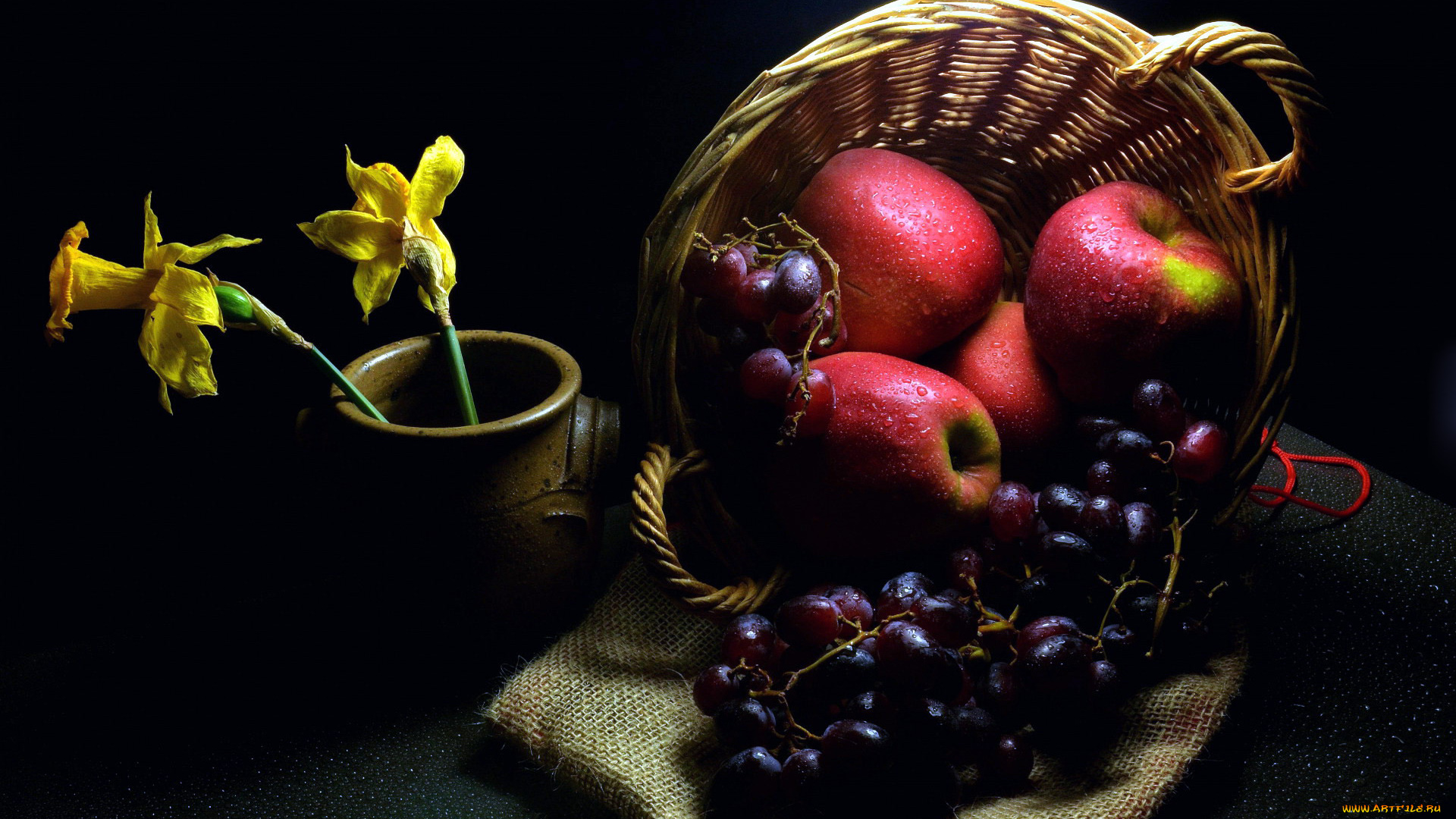 еда, фрукты, , ягоды, нарциссы, яблоки, виноград, корзинка