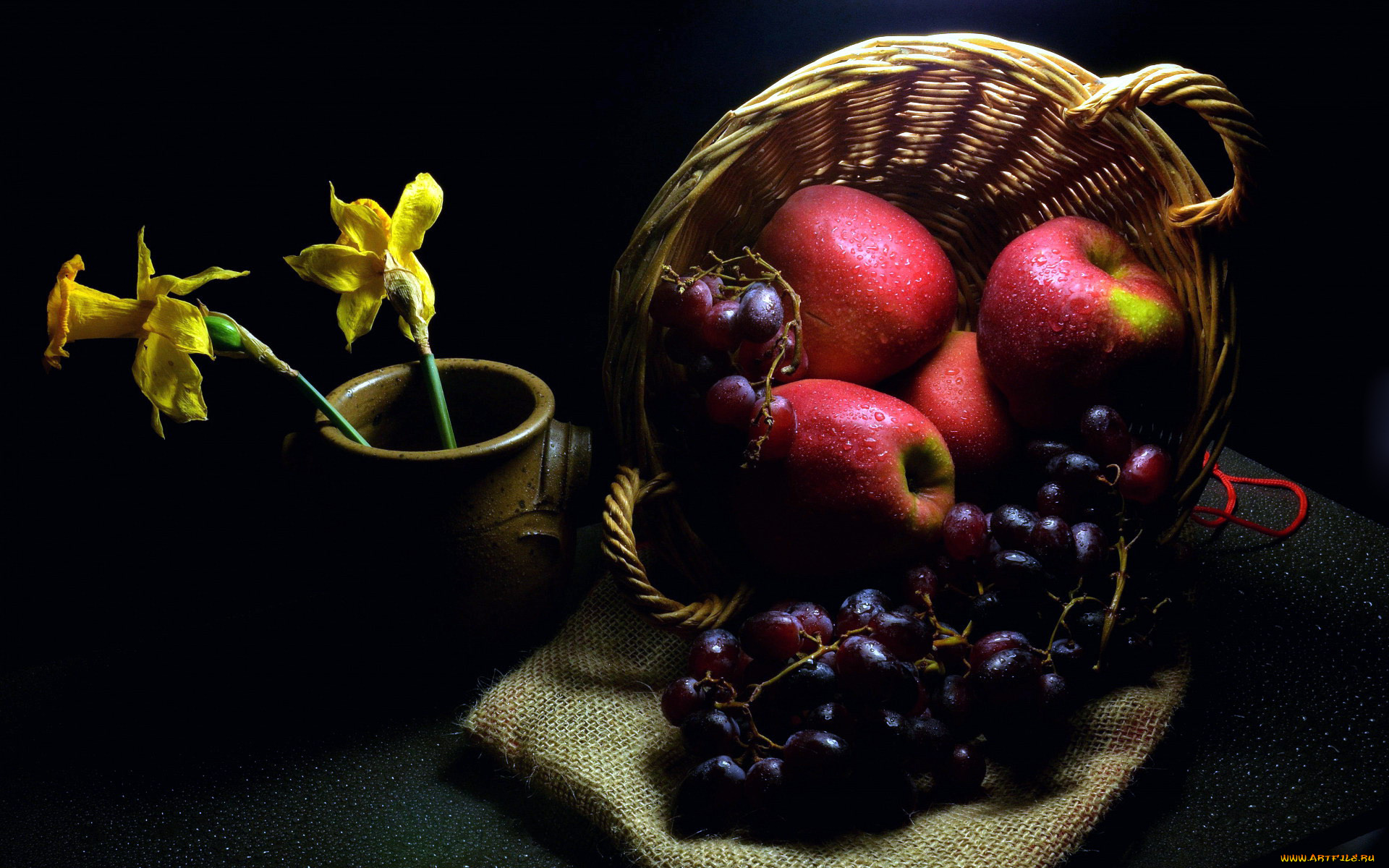 еда, фрукты, , ягоды, нарциссы, яблоки, виноград, корзинка