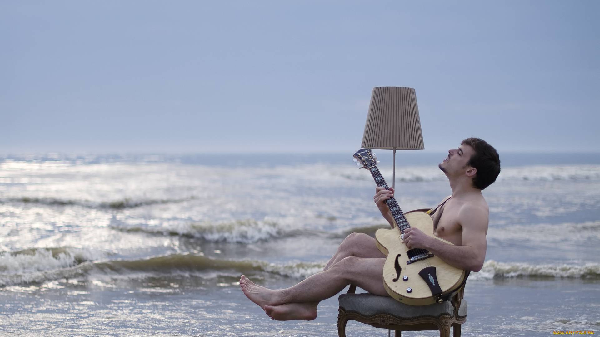 юмор, приколы, море, берег, лампа, мужчина, гитара, ню