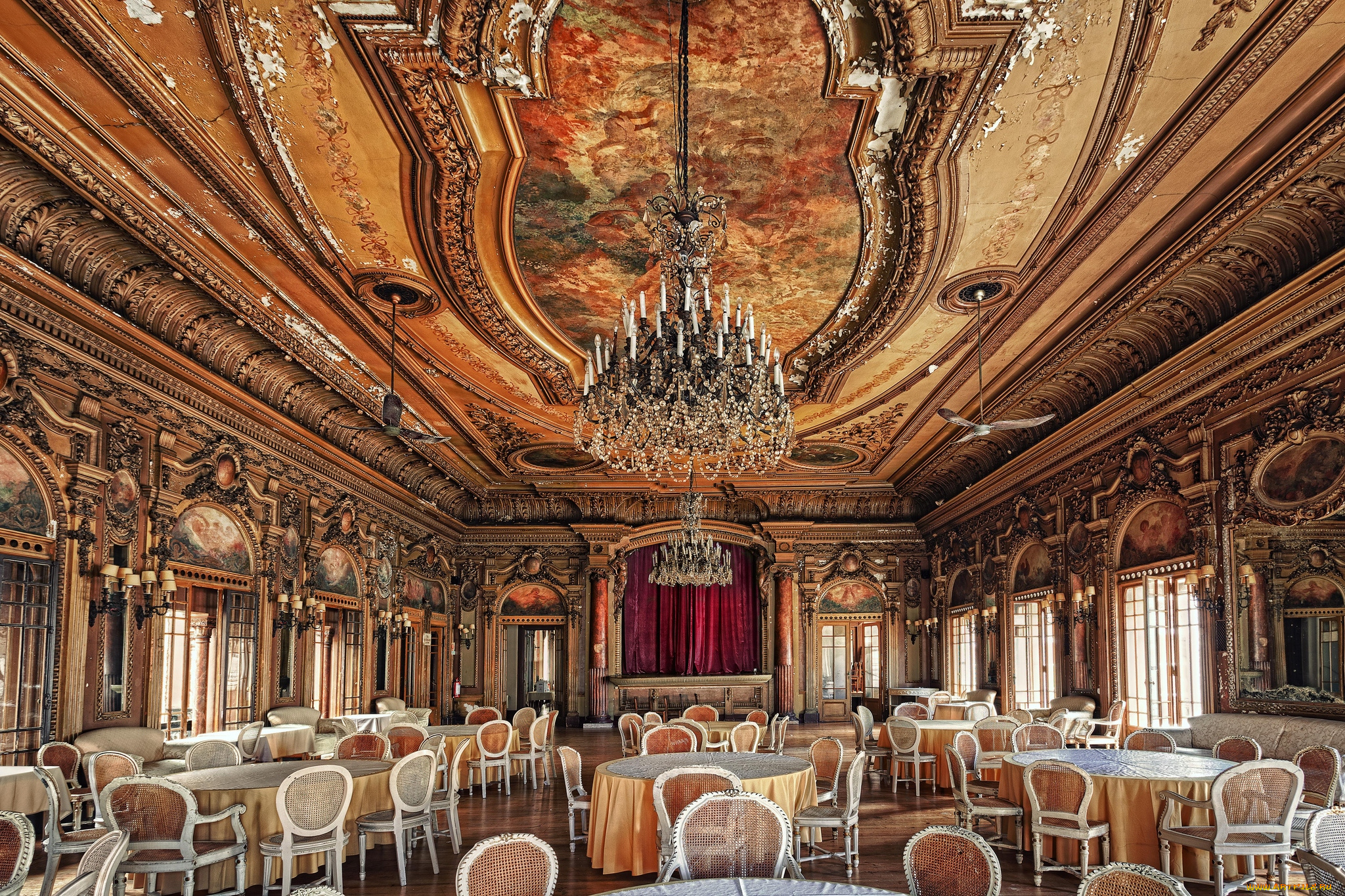 интерьер, дворцы, музеи, упадок, люстра, стулья, столы, сцена, зал