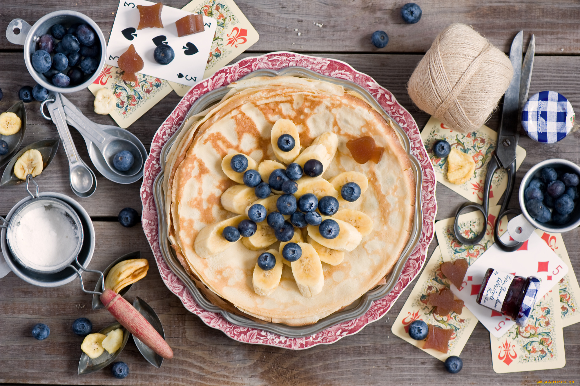 еда, блины, , оладьи, натюрморт, карты, бананы, ножницы, ягоды, черника