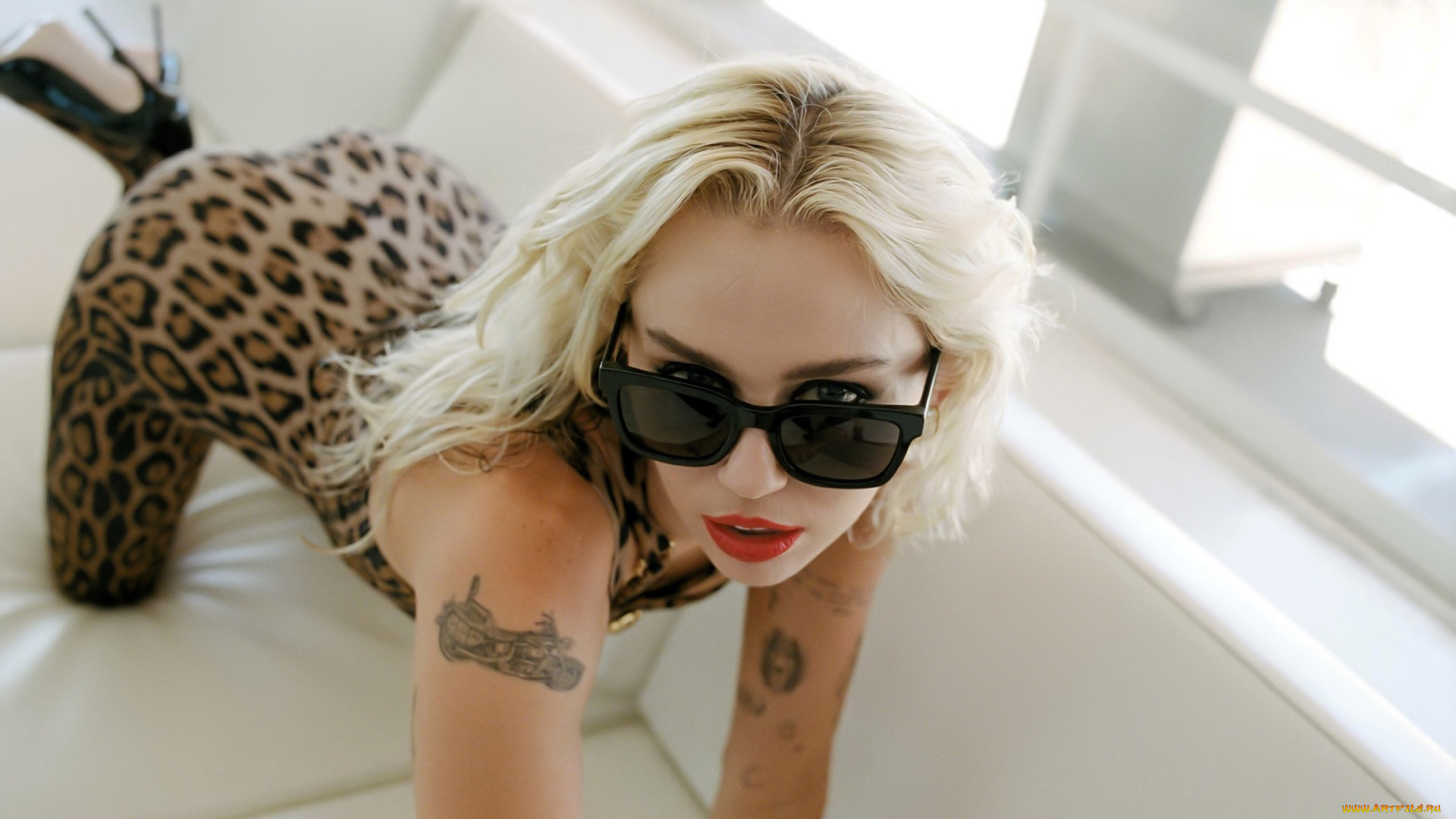 музыка, miley, cyrus, блондинка, очки, наряд, тату