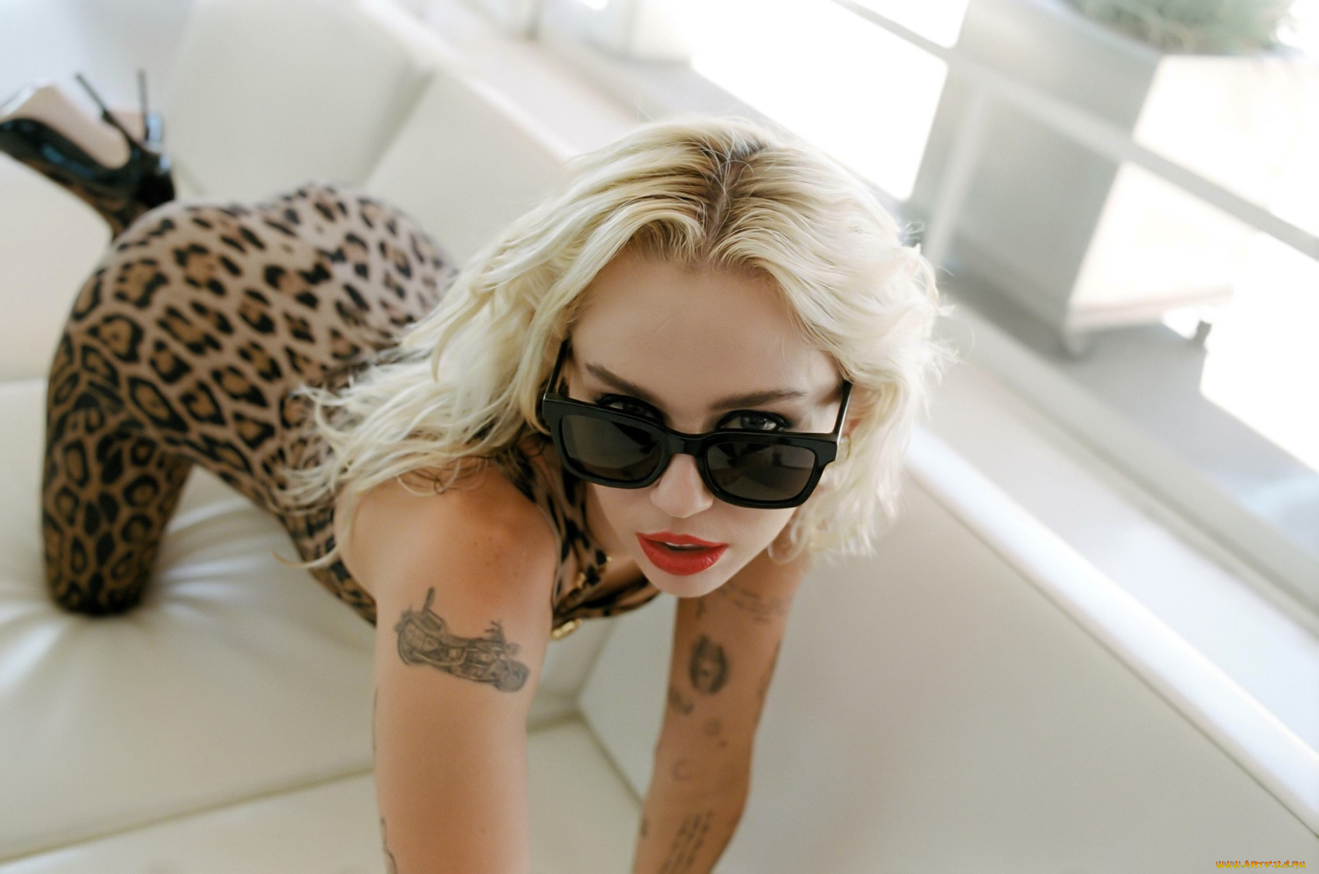 музыка, miley, cyrus, блондинка, очки, наряд, тату