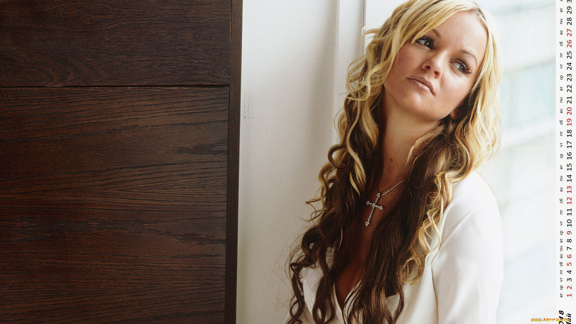 календари, девушки, крест, взгляд