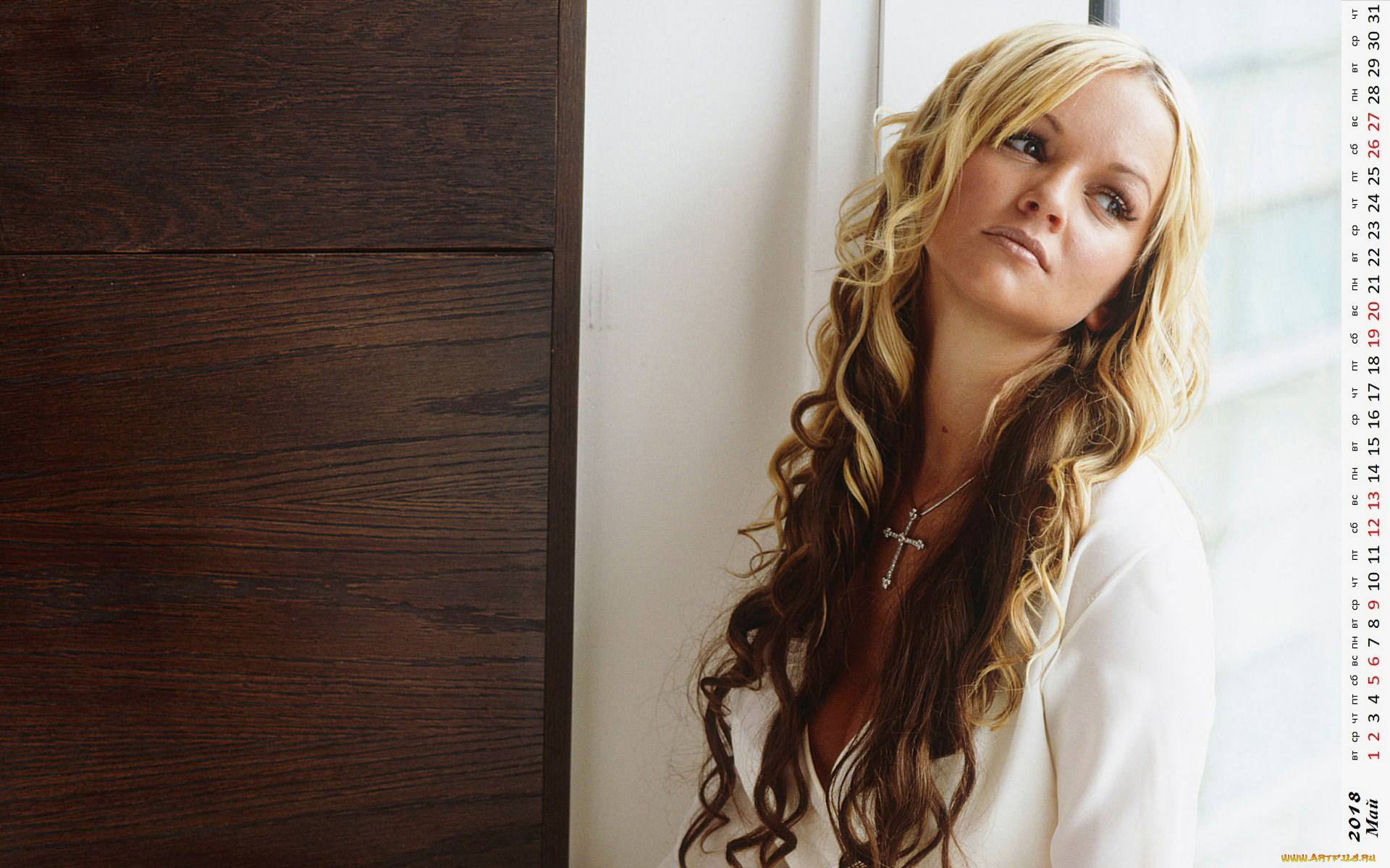 календари, девушки, крест, взгляд