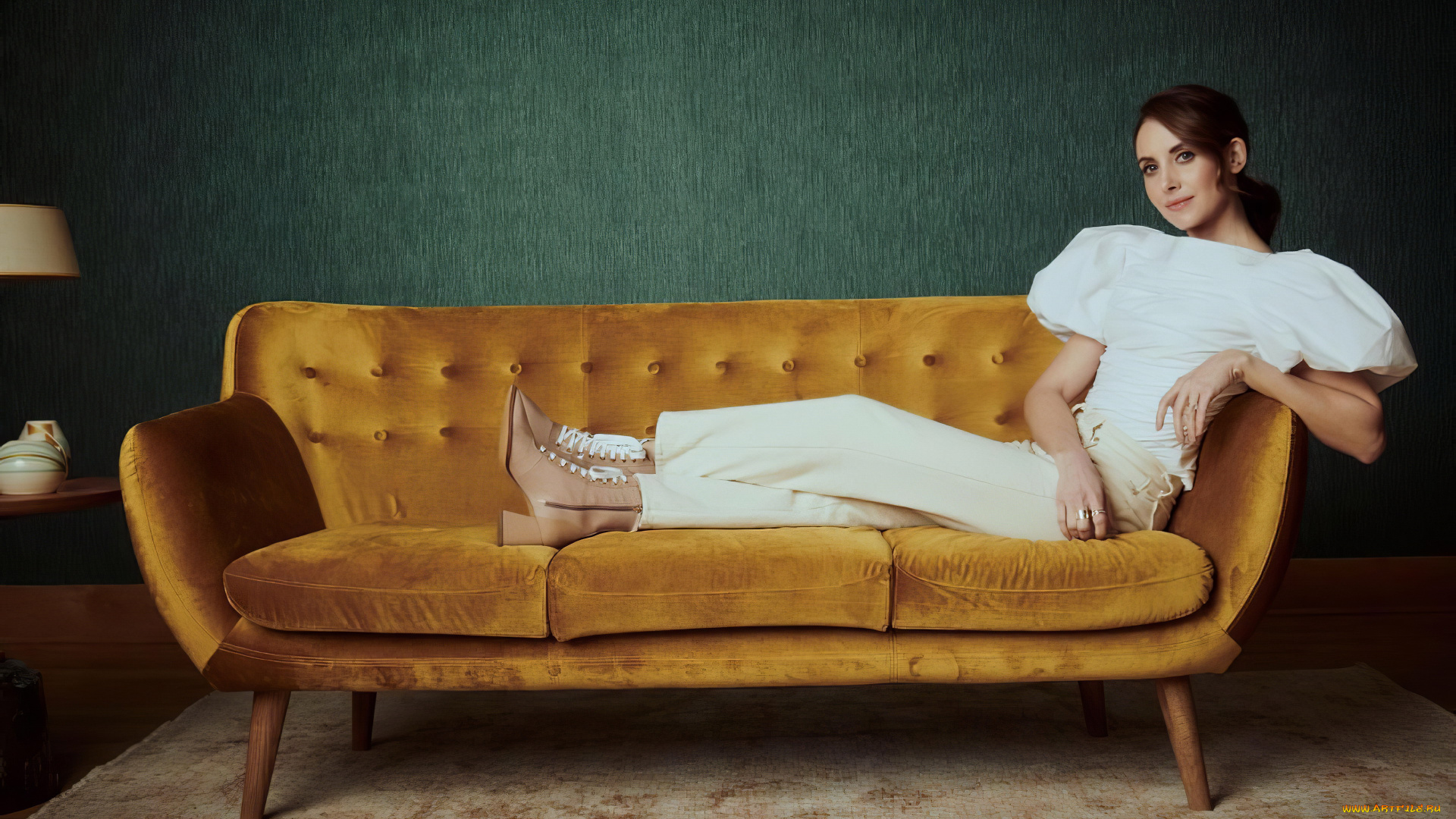 девушки, alison, brie, шатенка, блузка, брюки, ботинки, диван