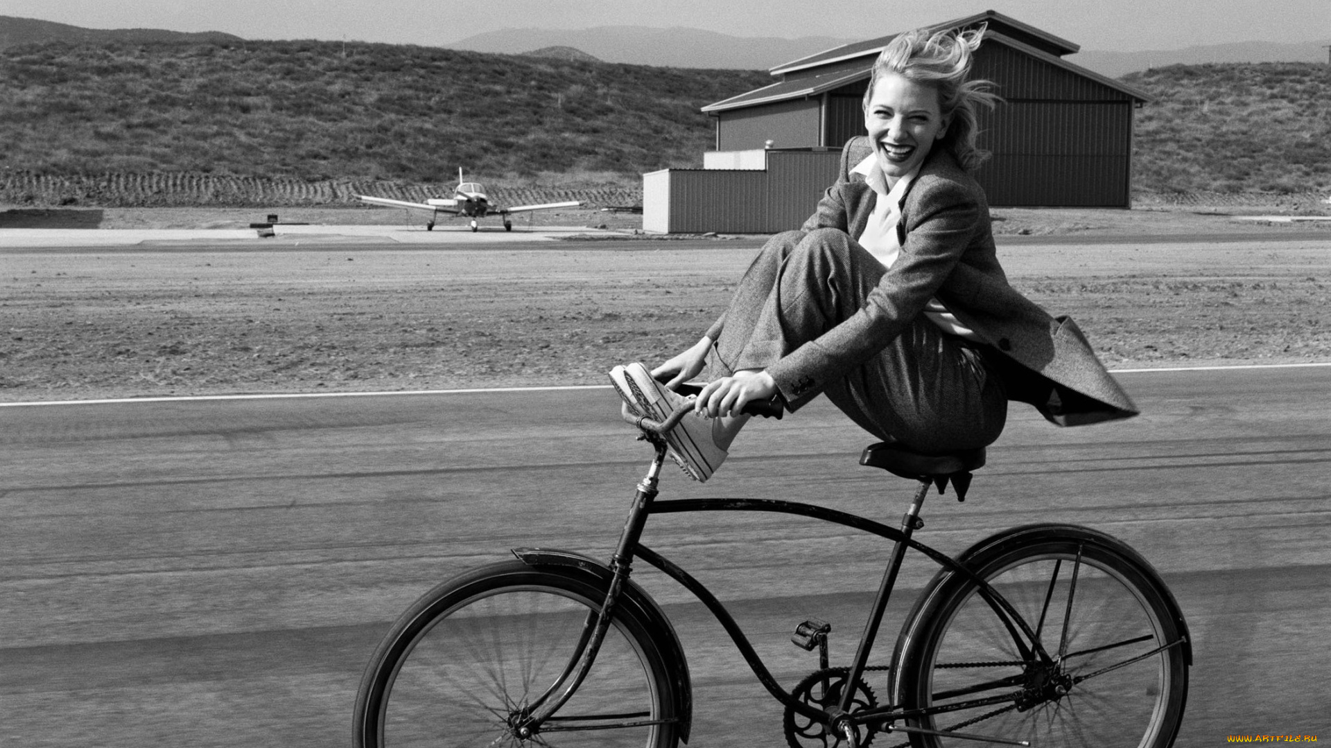 девушки, cate, blanchett, актриса, черно-белая, костюм, велосипед, дорога, ангар, самолет