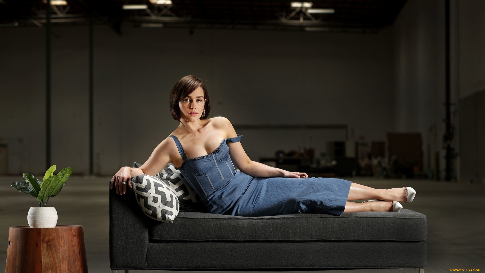 девушки, emilia, clarke, декольте, платье, поза