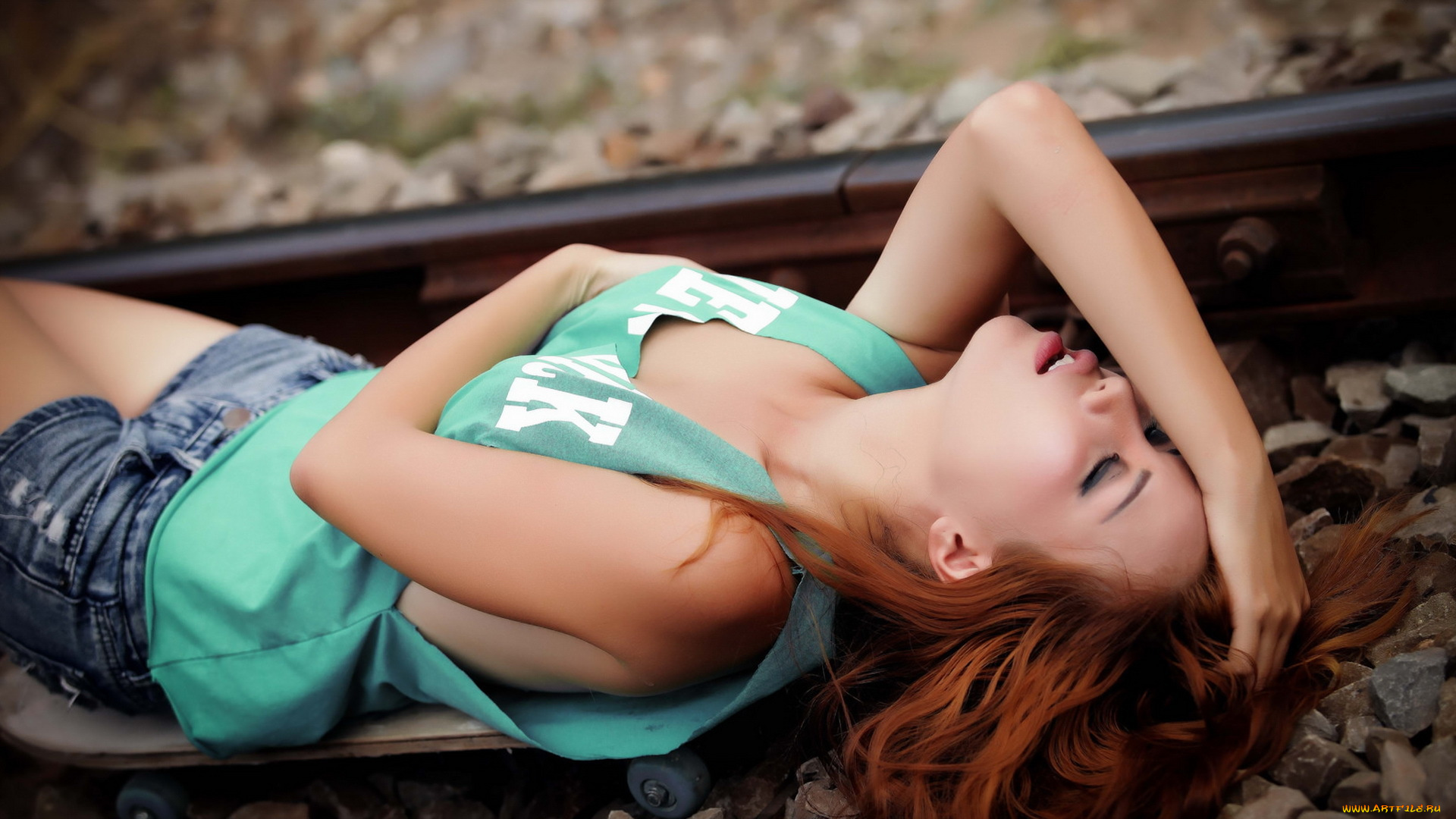 девушки, -, рыжеволосые, и, разноцветные, рыжая, рельсы, скейт, майка, шорты