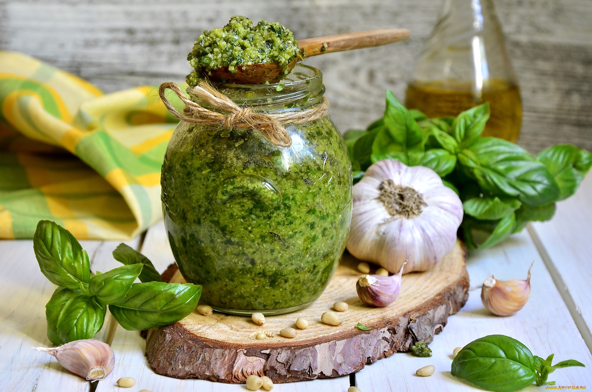 еда, разное, банка, песто, масло, кедровые, орешки, чеснок, базилик