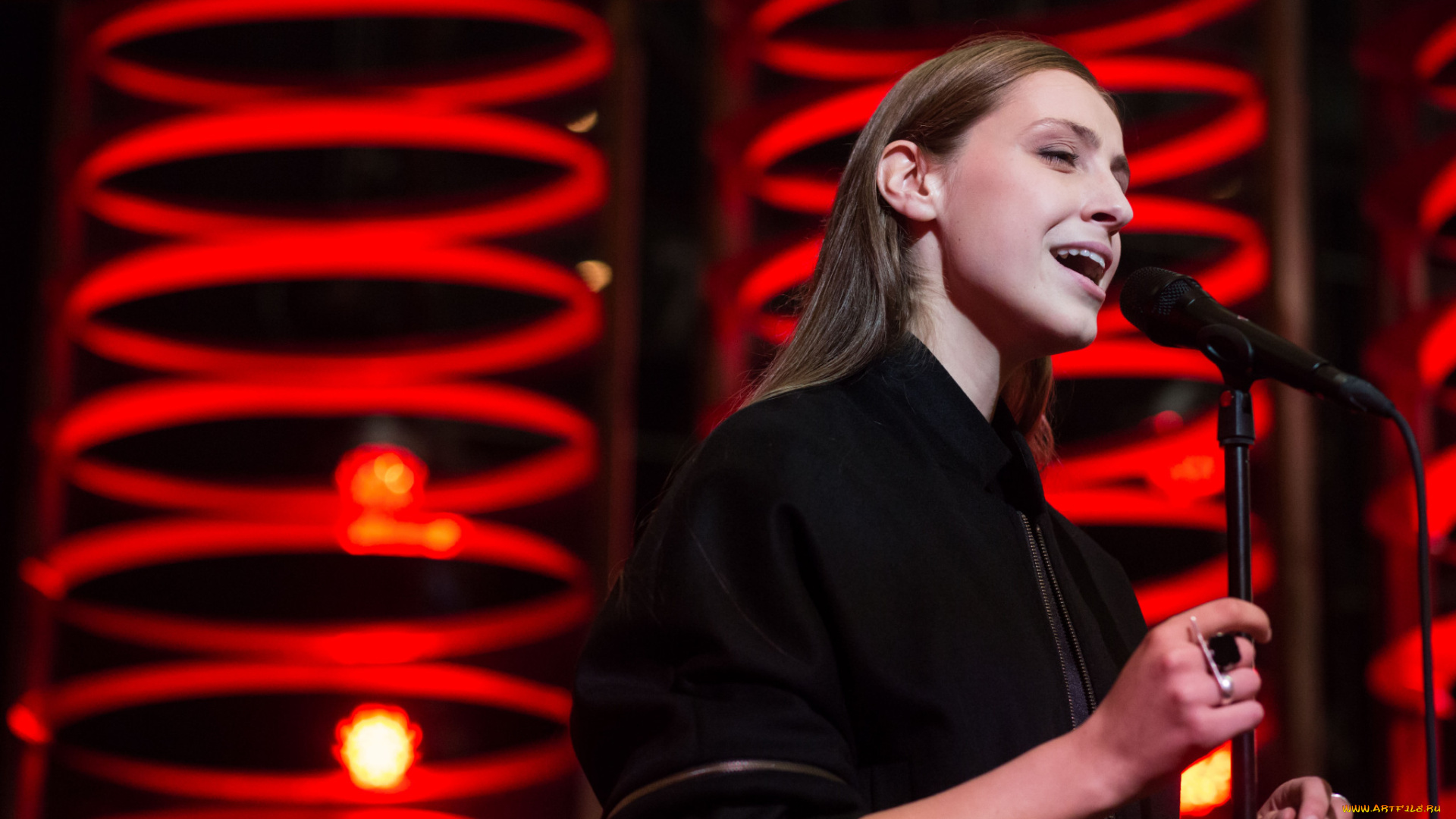 музыка, -другое, представительница, бельгии, сеннек, с, микрофоном, евровидение, 2018