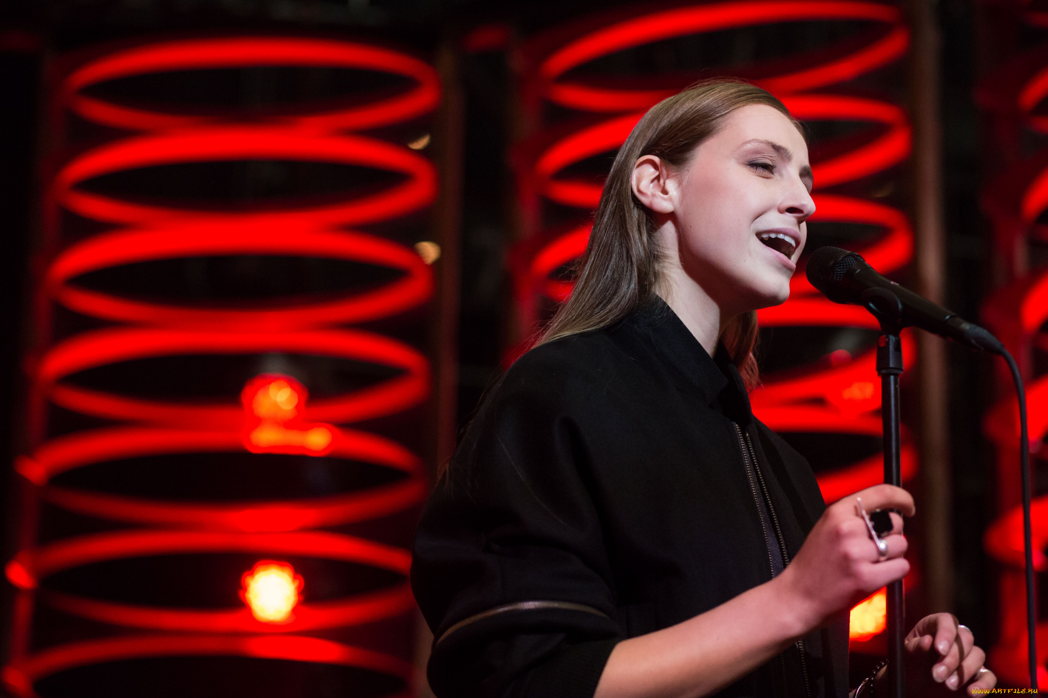 музыка, -другое, представительница, бельгии, сеннек, с, микрофоном, евровидение, 2018