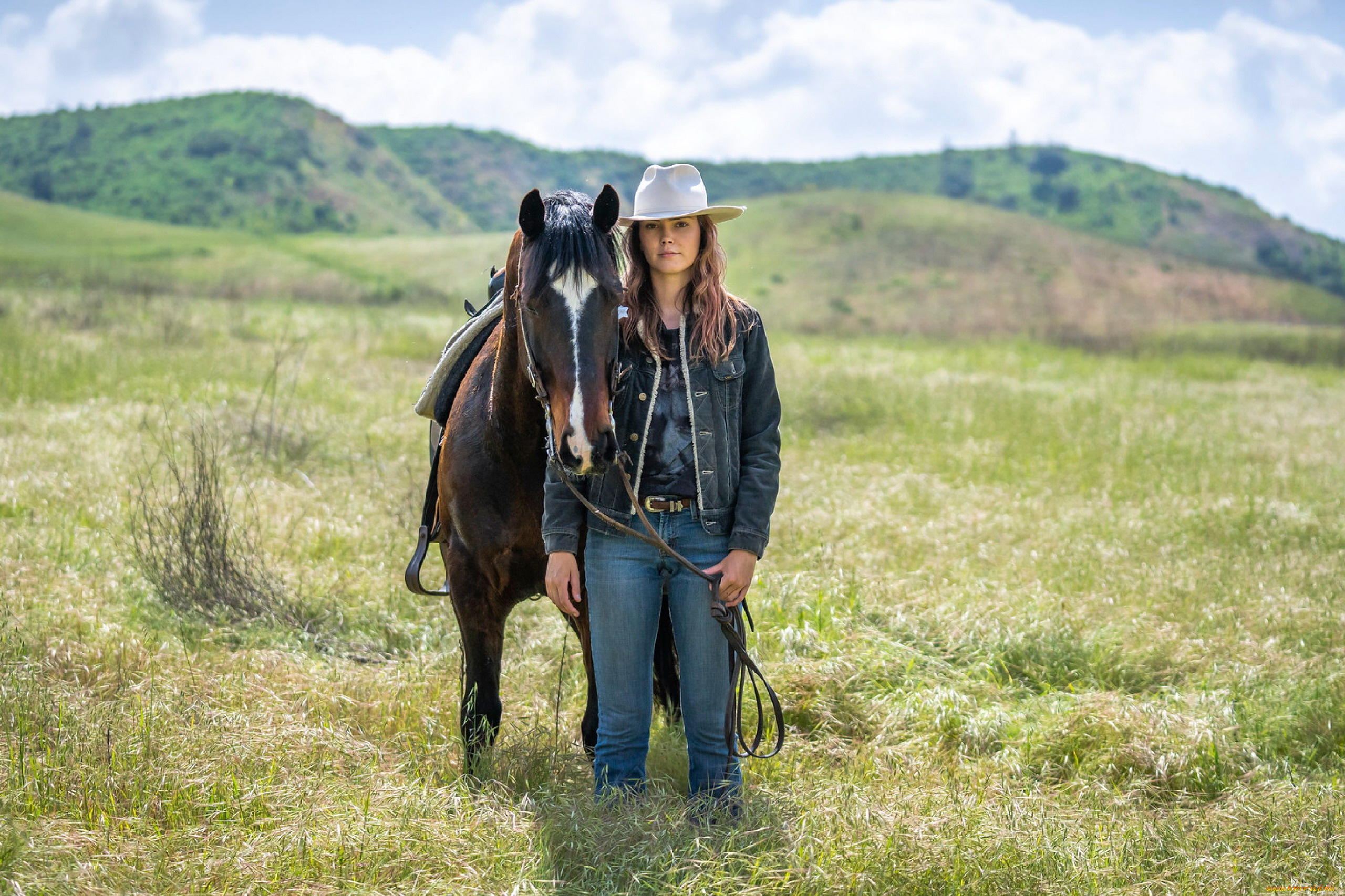 девушки, -, рыжеволосые, и, разноцветные, холмы, луг, лошадь, шляпа, джинсы