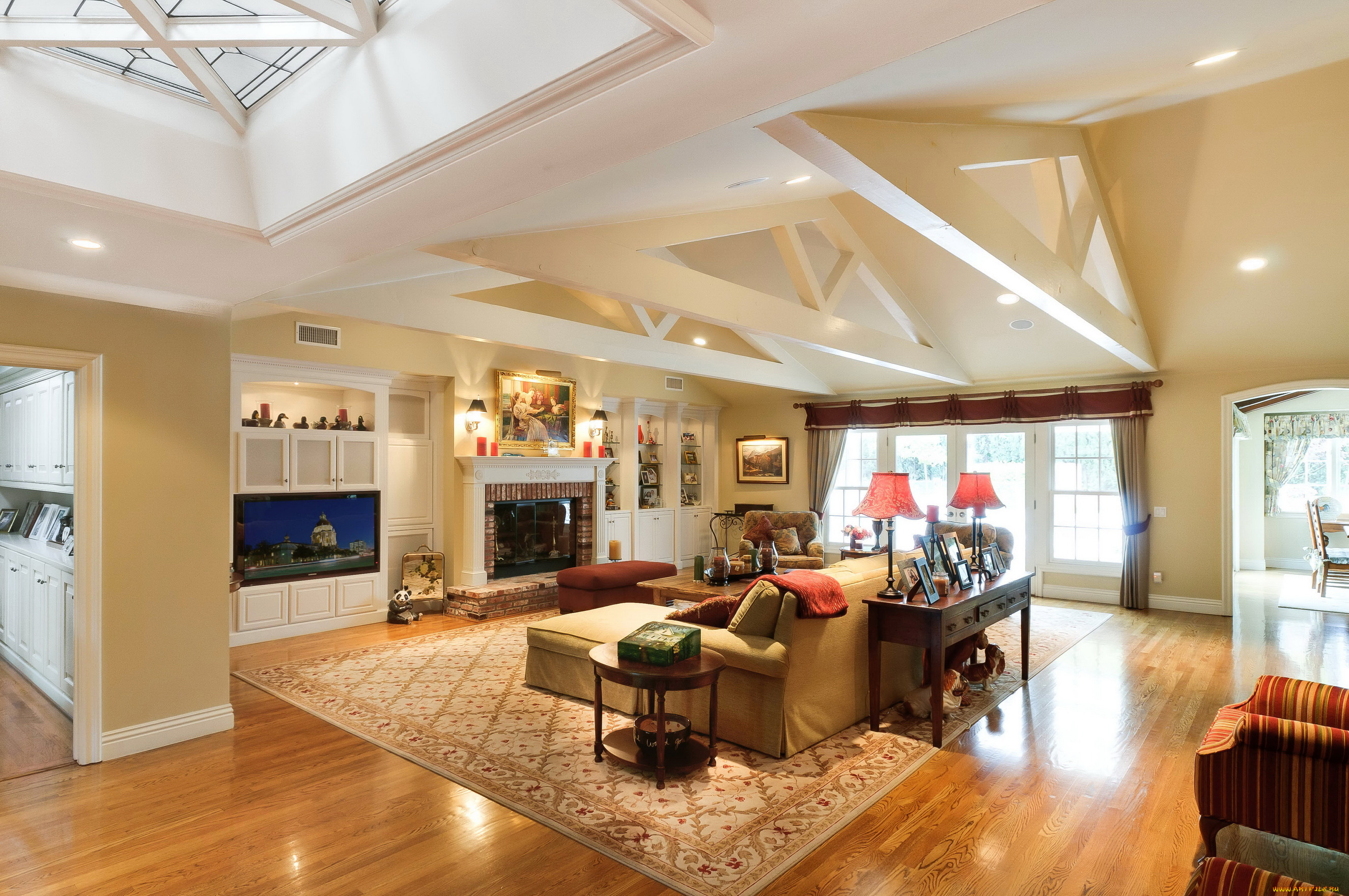 интерьер, гостиная, диван, камин, ковер