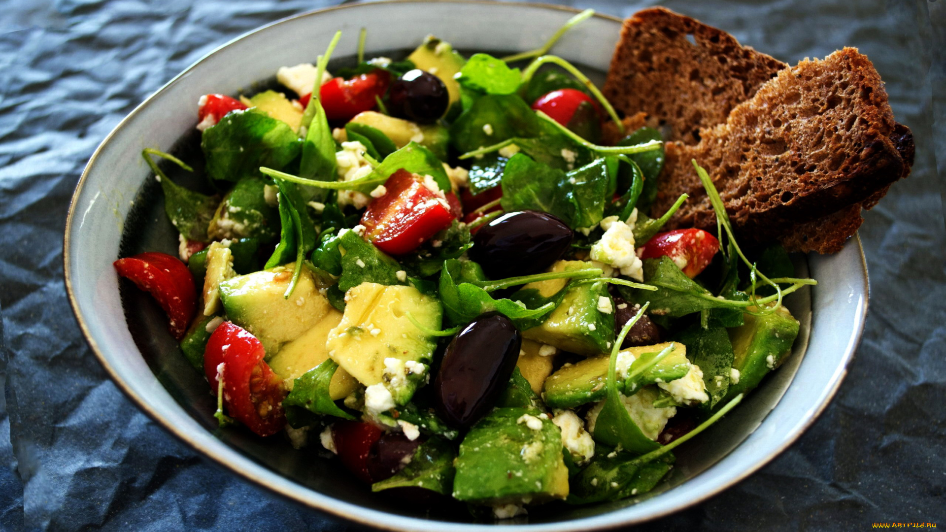 еда, салаты, , закуски, хлеб, маслины, салат, помидоры, авокадо