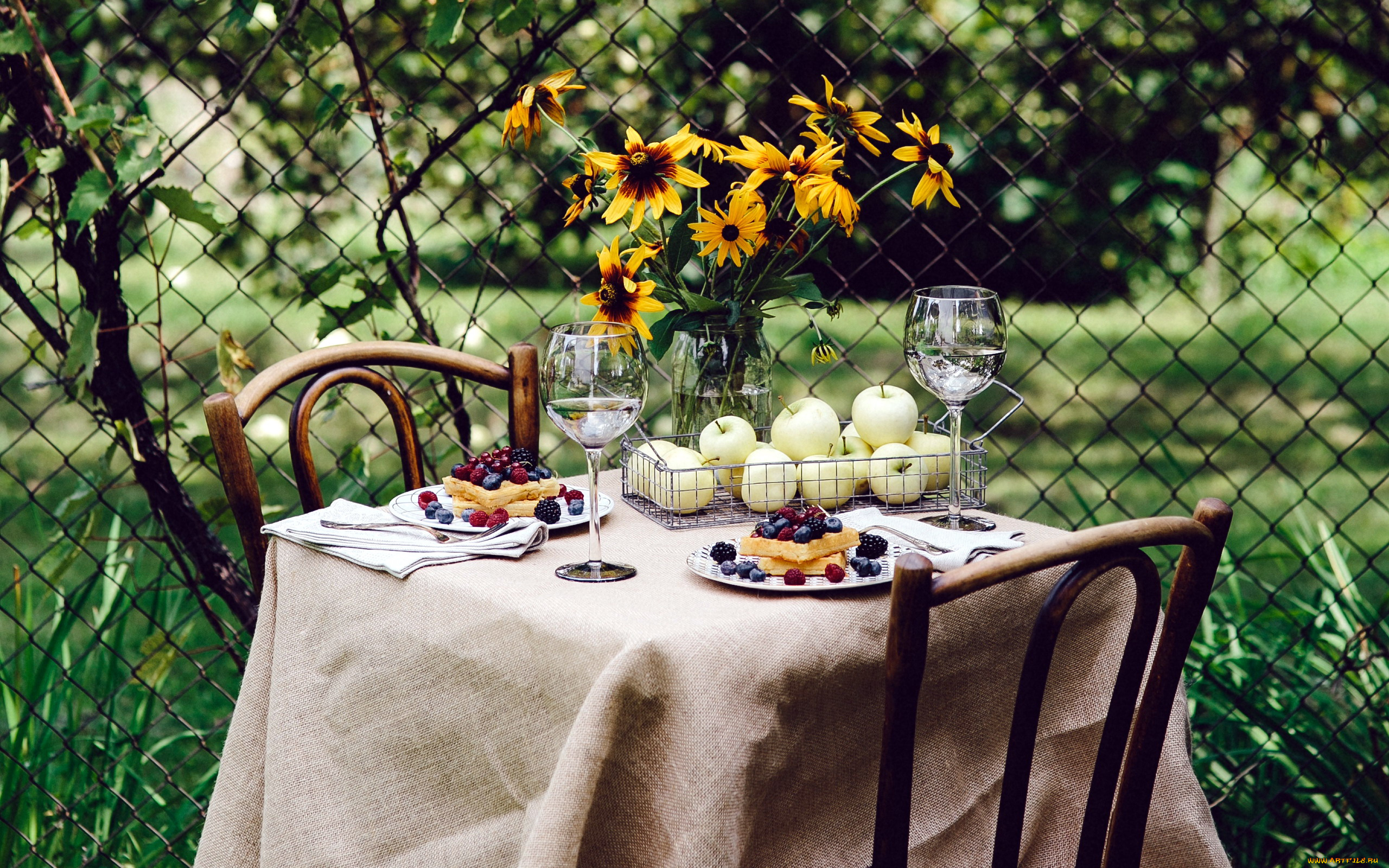 еда, сервировка, ягоды, бокалы, букет, вафли, яблоки