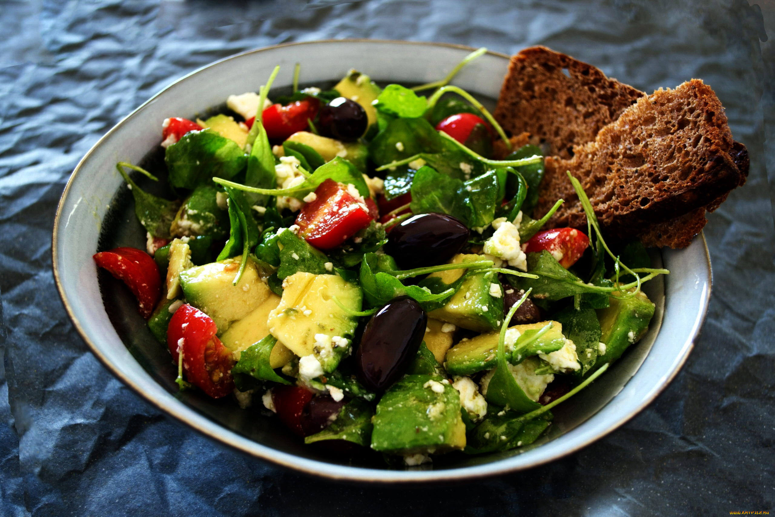 еда, салаты, , закуски, хлеб, маслины, салат, помидоры, авокадо