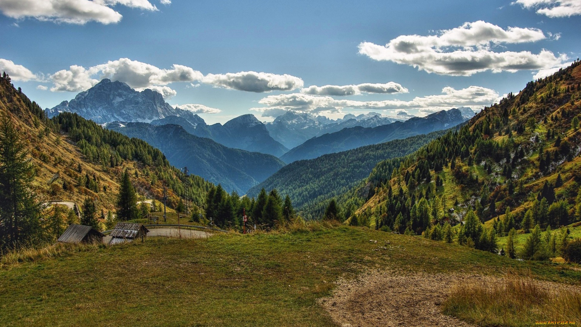 италия, природа, пейзажи, дорога, деревья, облака, горы, постройки, трава