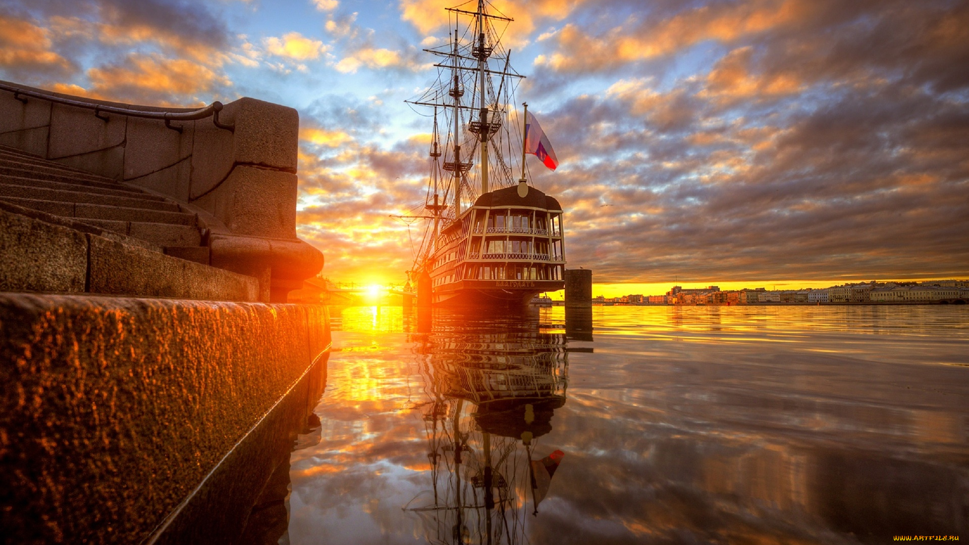 корабли, парусники, ступени, набережная, облака, закат, здания, флаг, водоем
