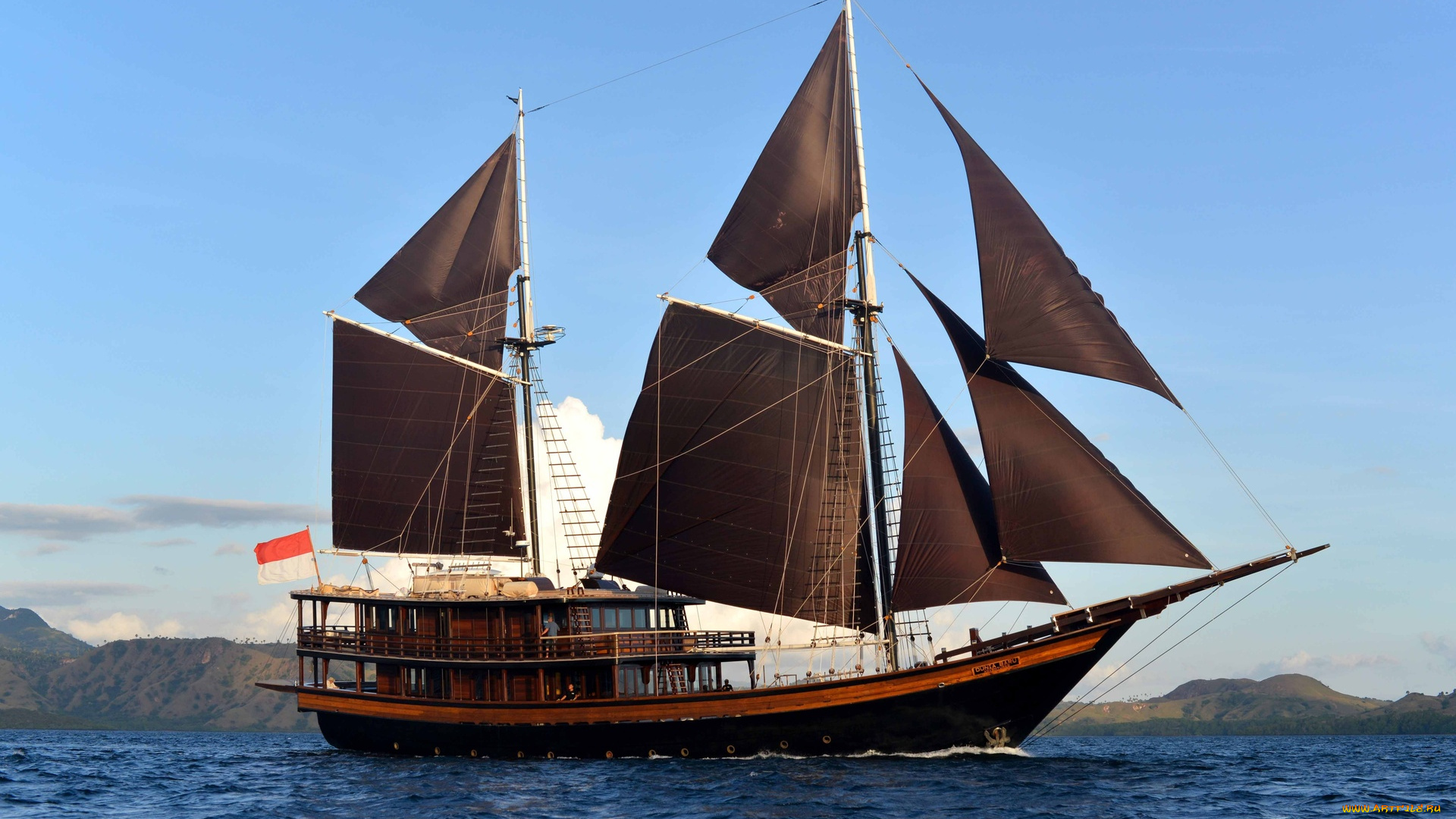 корабли, парусники, водоем, флаг, побережье, облака