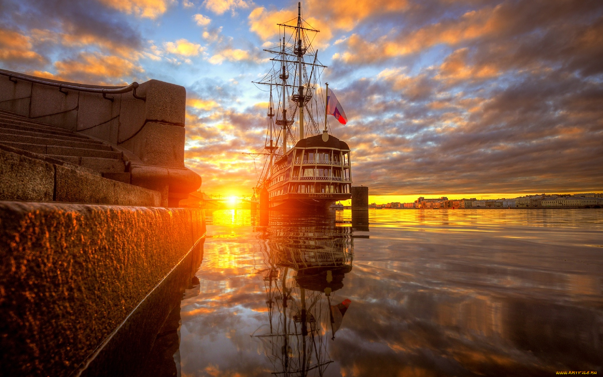 корабли, парусники, ступени, набережная, облака, закат, здания, флаг, водоем