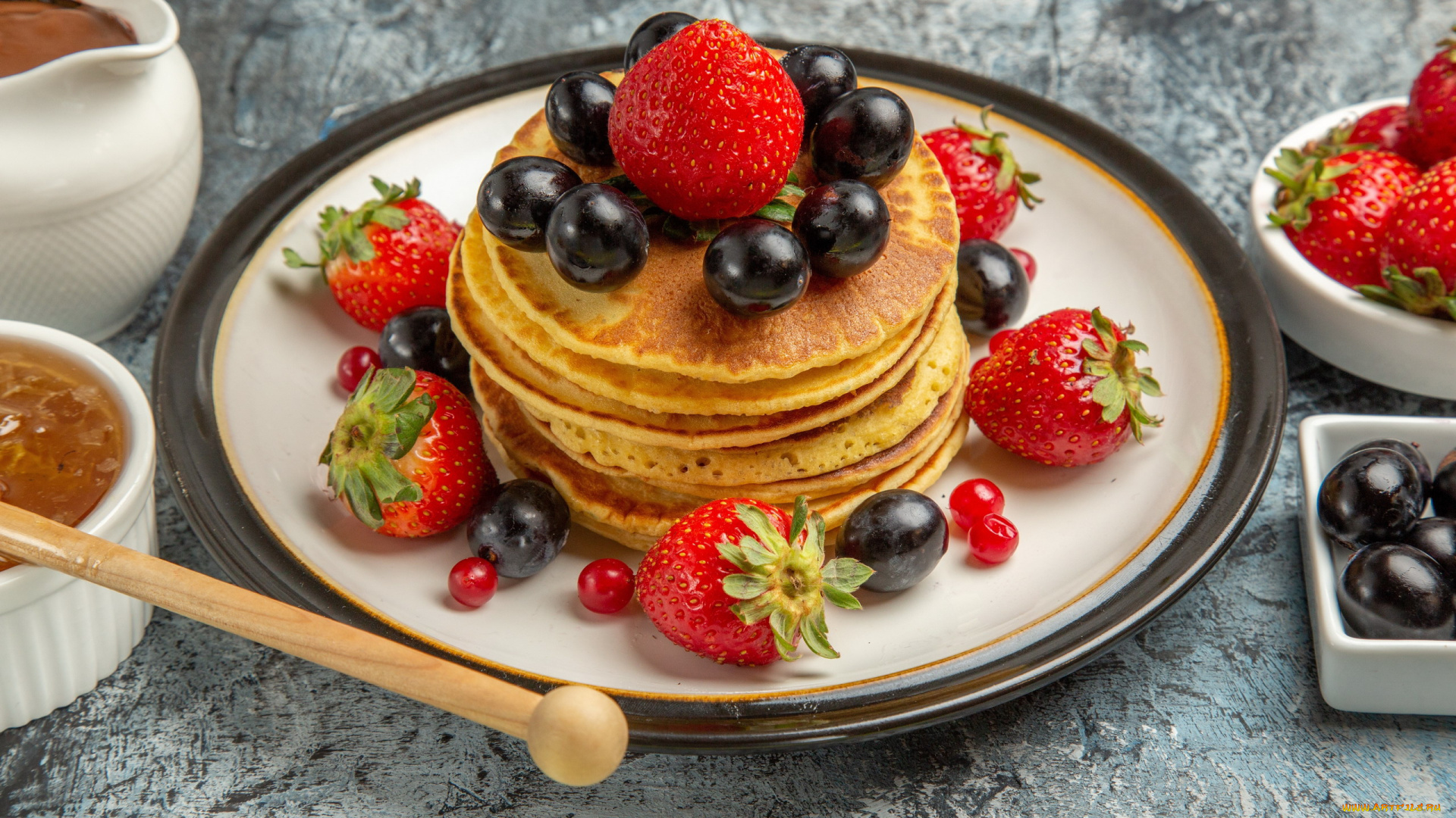 еда, блины, , оладьи, мед, ягоды, оладьи, виноград, клубника