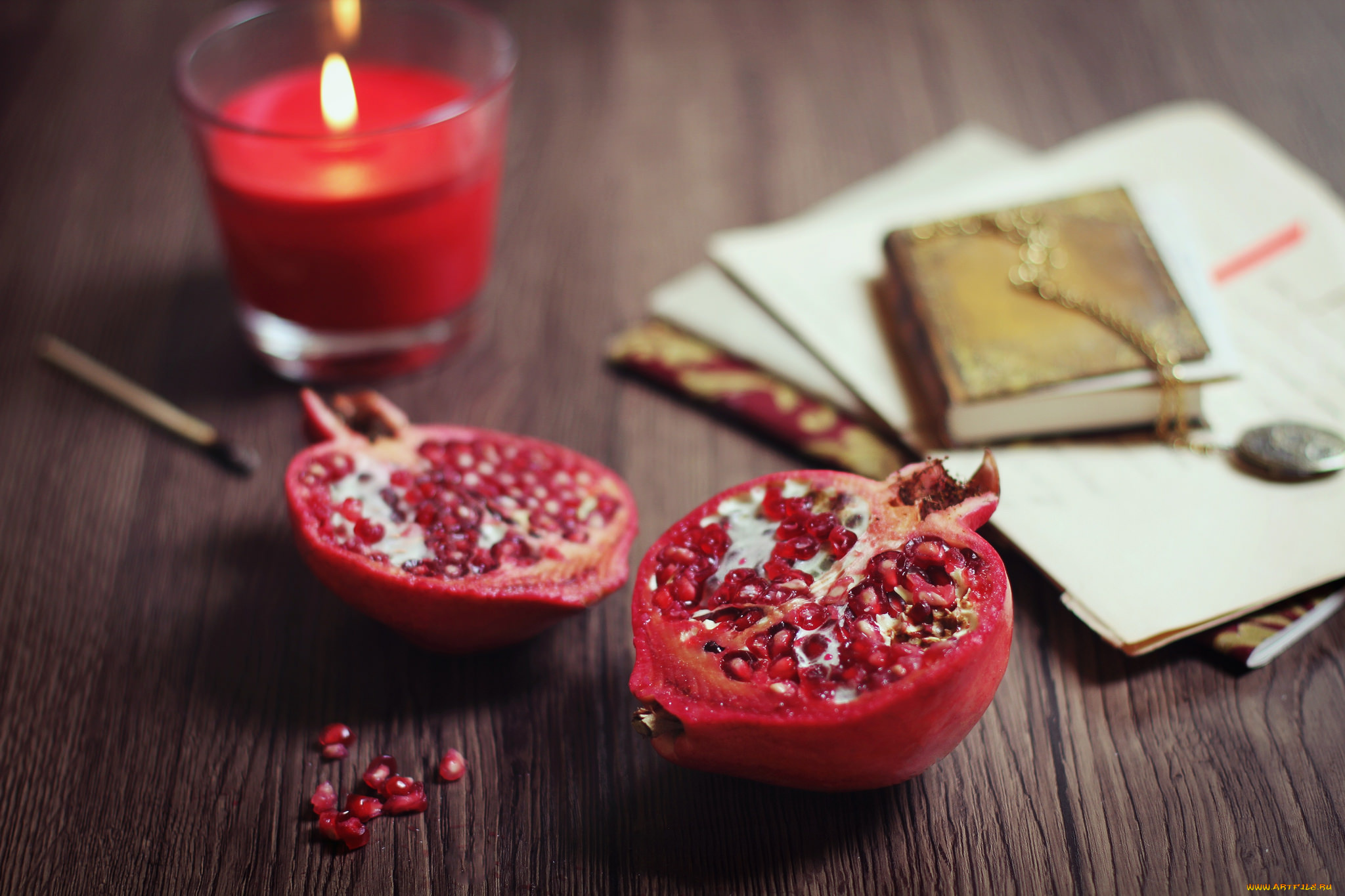 еда, гранат, свеча, письма, блокнот, кулон, зерна