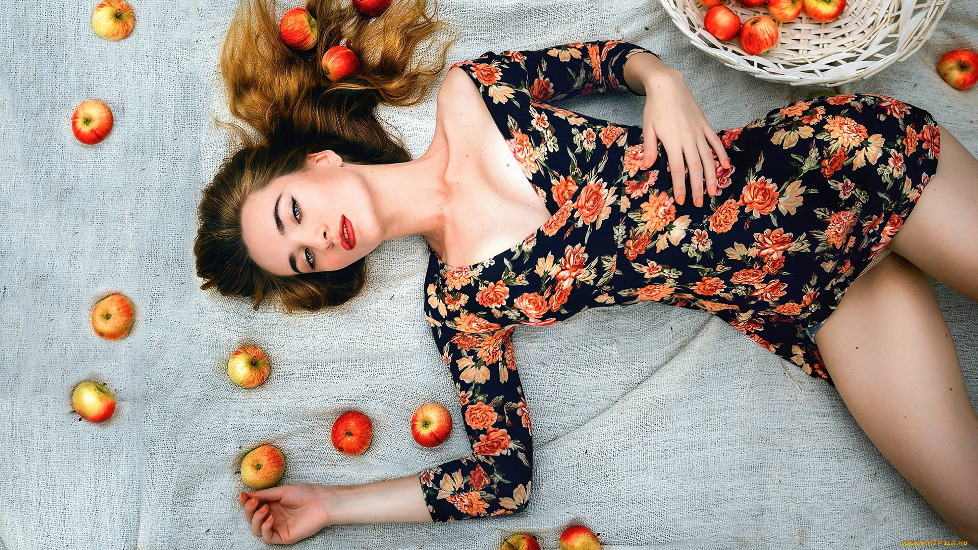 девушки, -unsort, , брюнетки, темноволосые, женщина, лежит, яблоки, поза
