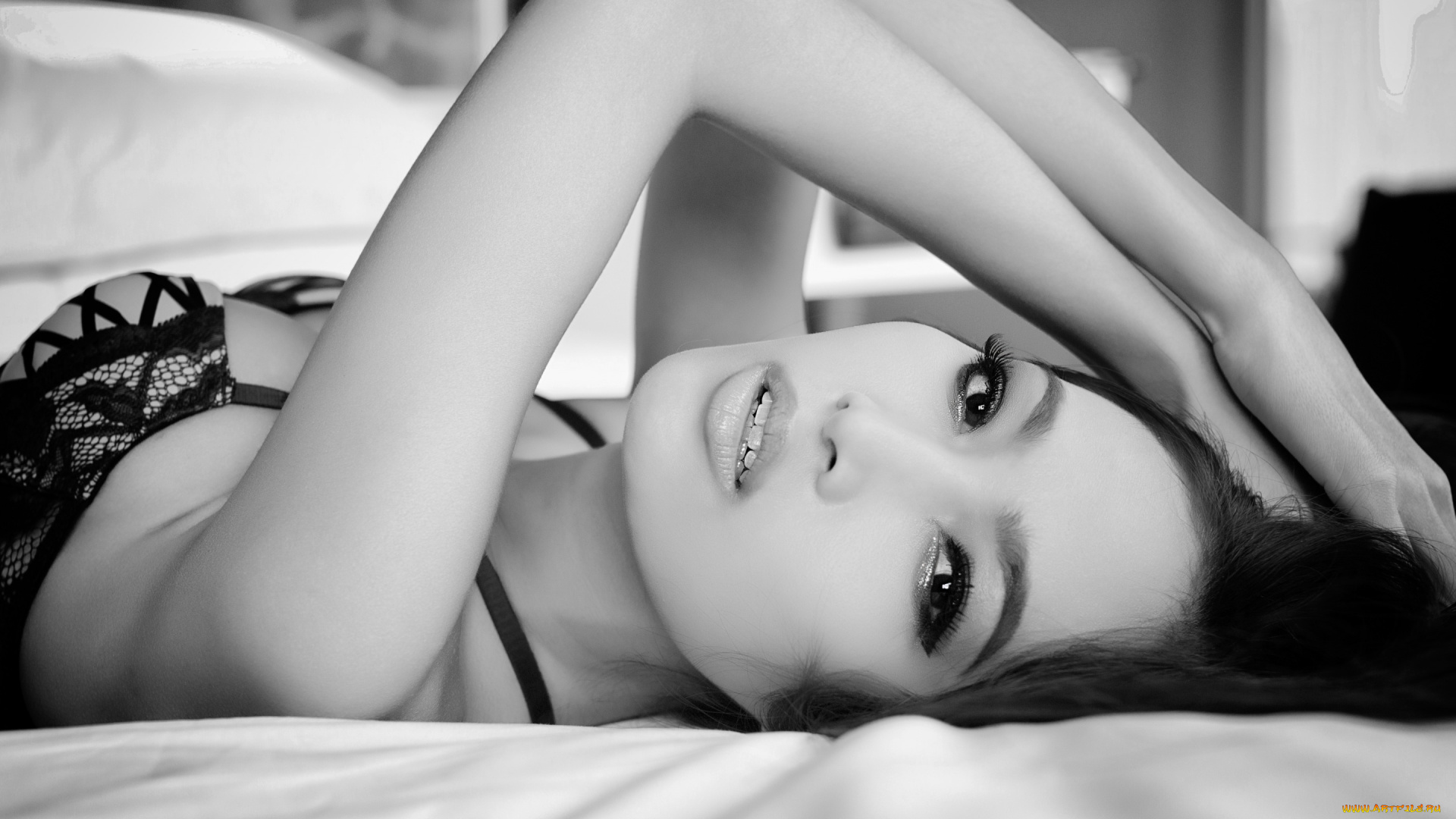 девушки, -unsort, , Черно-белые, обои, девушка, лицо, волосы, взгляд, лежит