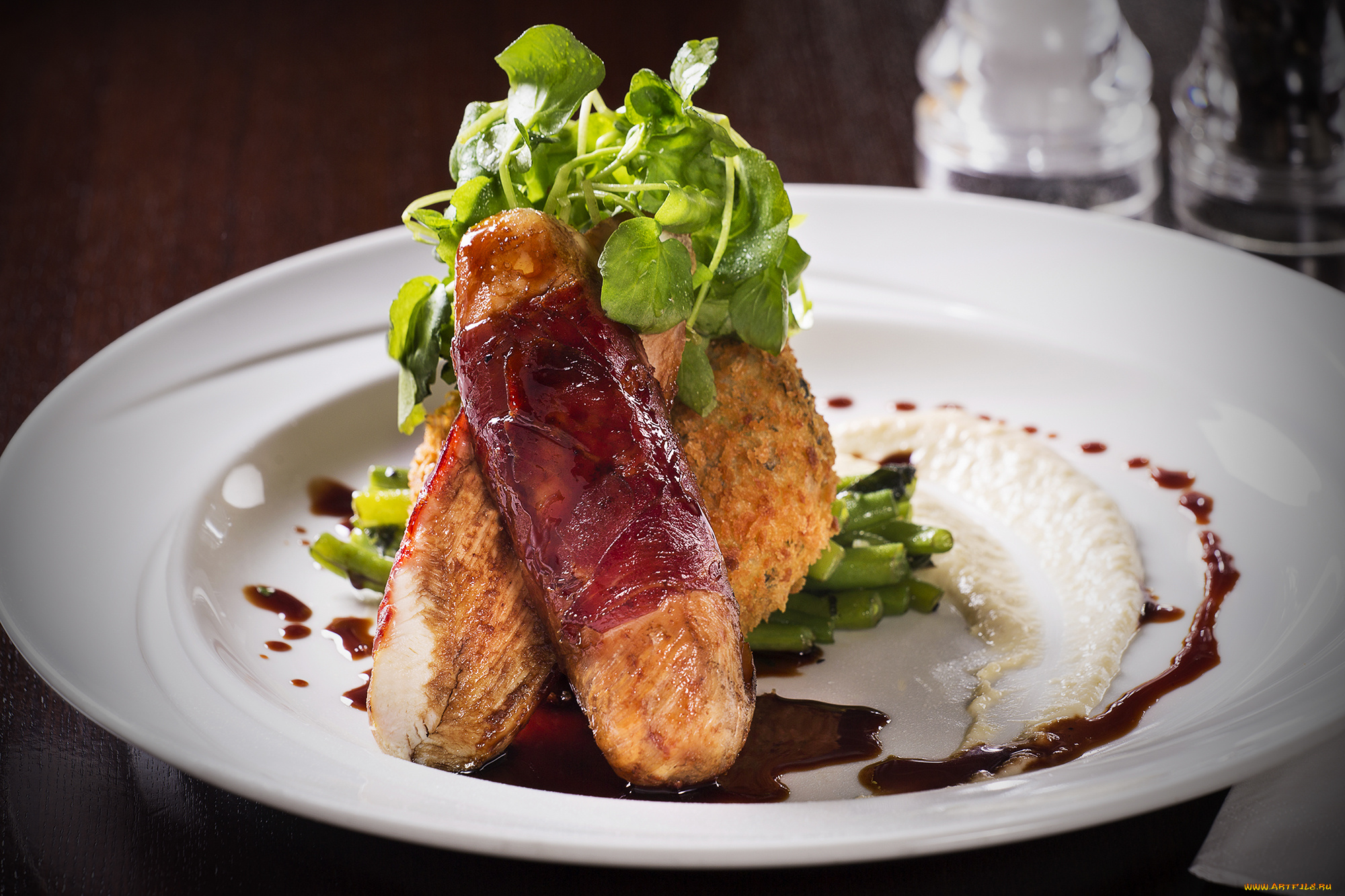 crumbed, chicken, with, bacon, and, greens, еда, мясные, блюда, соус, зелень, курица