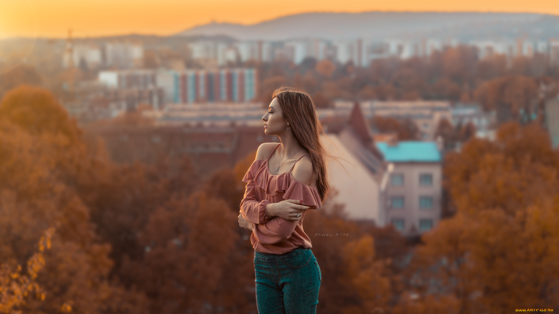 девушки, -, брюнетки, , шатенки, женщины, глубина, резкости, водяные, знаки, модель, брюнетка, голые, плечи, джинсы, осень, деревья, листья, здание, на, улице, фoнe, города