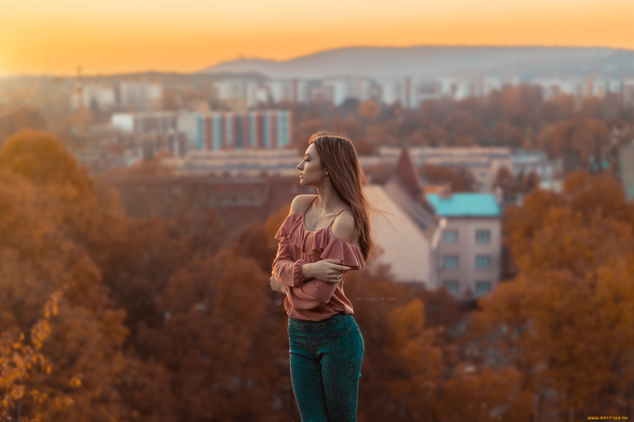 девушки, -, брюнетки, , шатенки, женщины, глубина, резкости, водяные, знаки, модель, брюнетка, голые, плечи, джинсы, осень, деревья, листья, здание, на, улице, фoнe, города