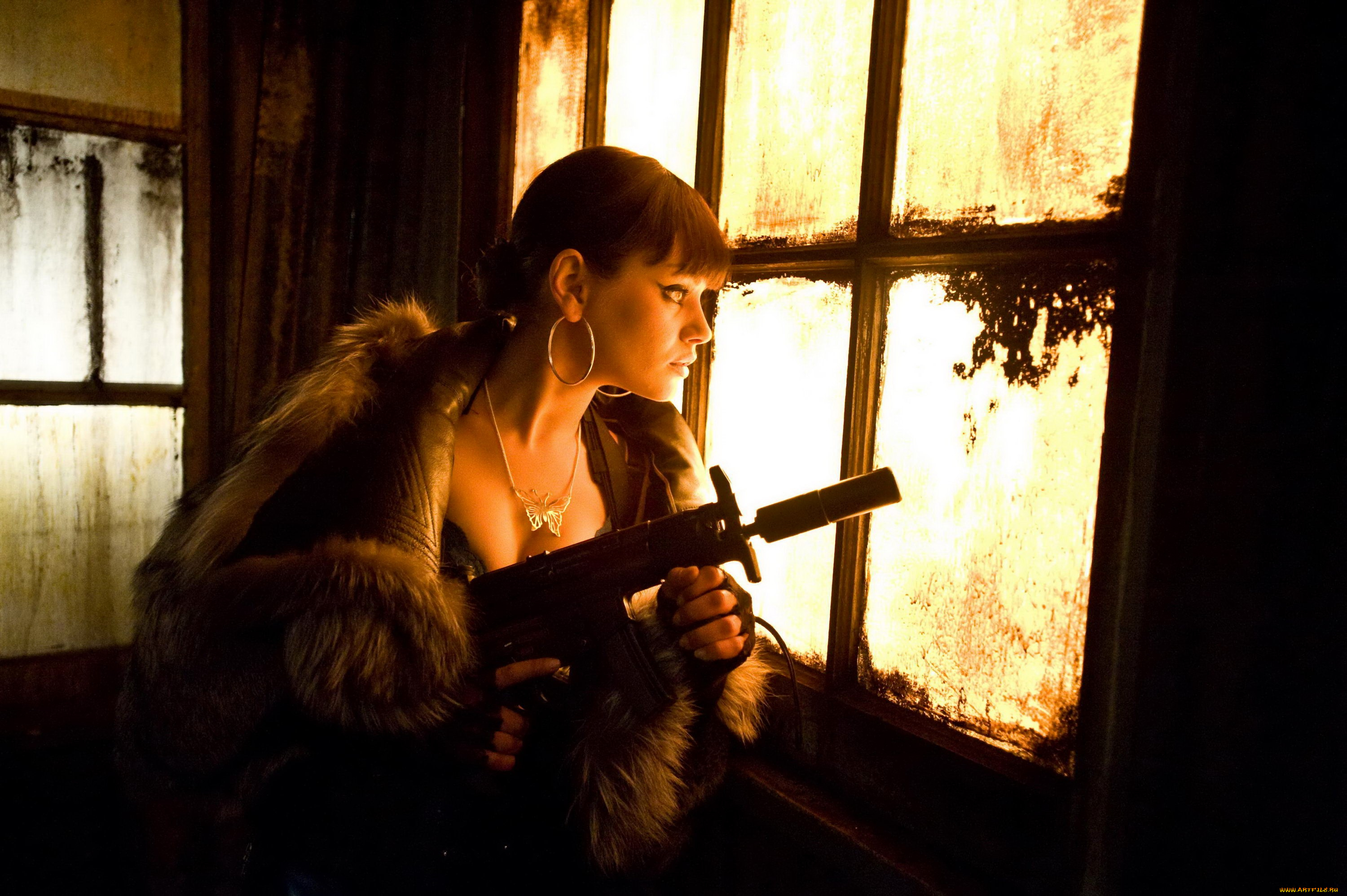 кино, фильмы, max, payne, mila, kunis, девушка, мех, оружие, окно