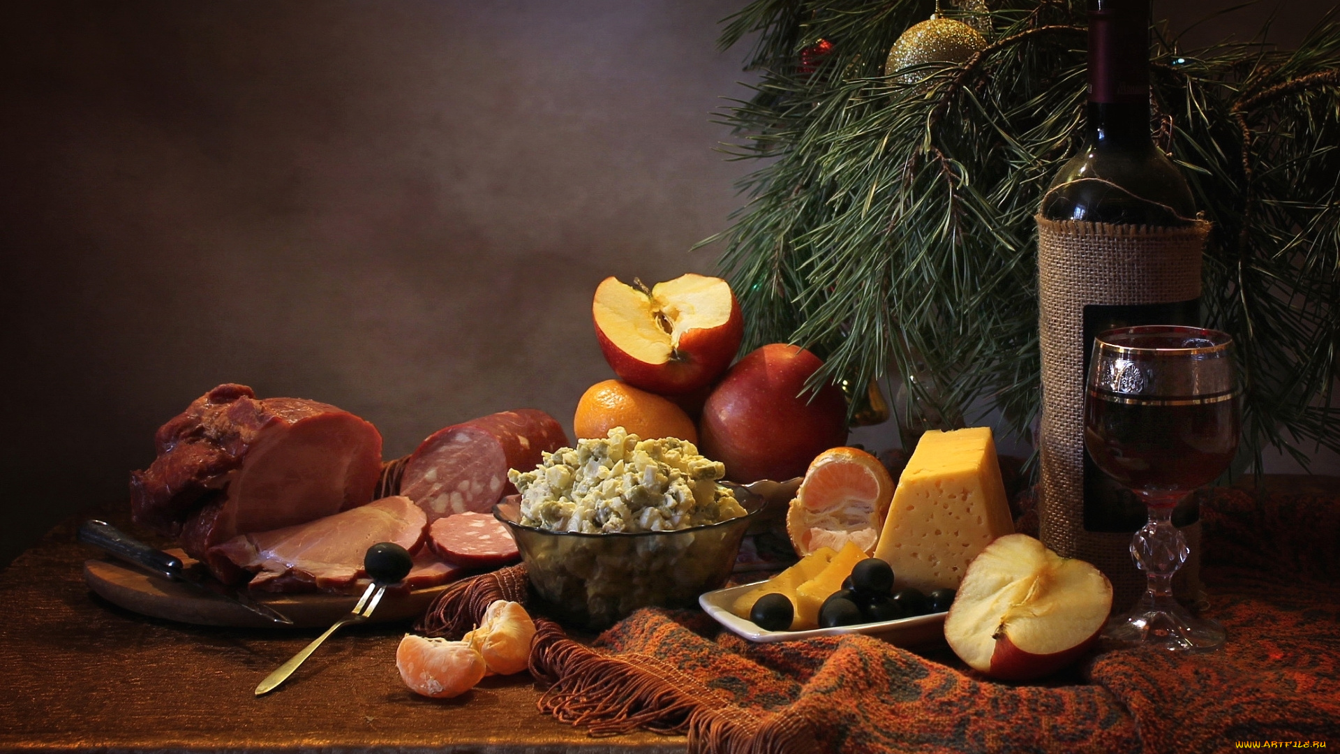 еда, натюрморт, маслины, сыр, колбаса, мясо, угощение, вино, оливье, салат, сосна, мандарин, бокал, яблоко