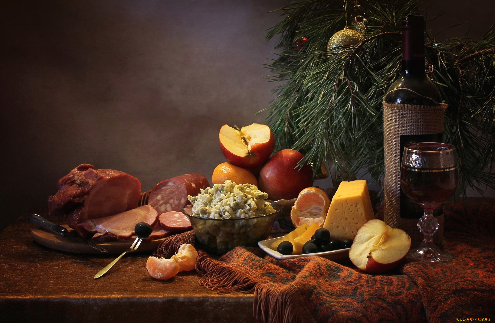 еда, натюрморт, маслины, сыр, колбаса, мясо, угощение, вино, оливье, салат, сосна, мандарин, бокал, яблоко