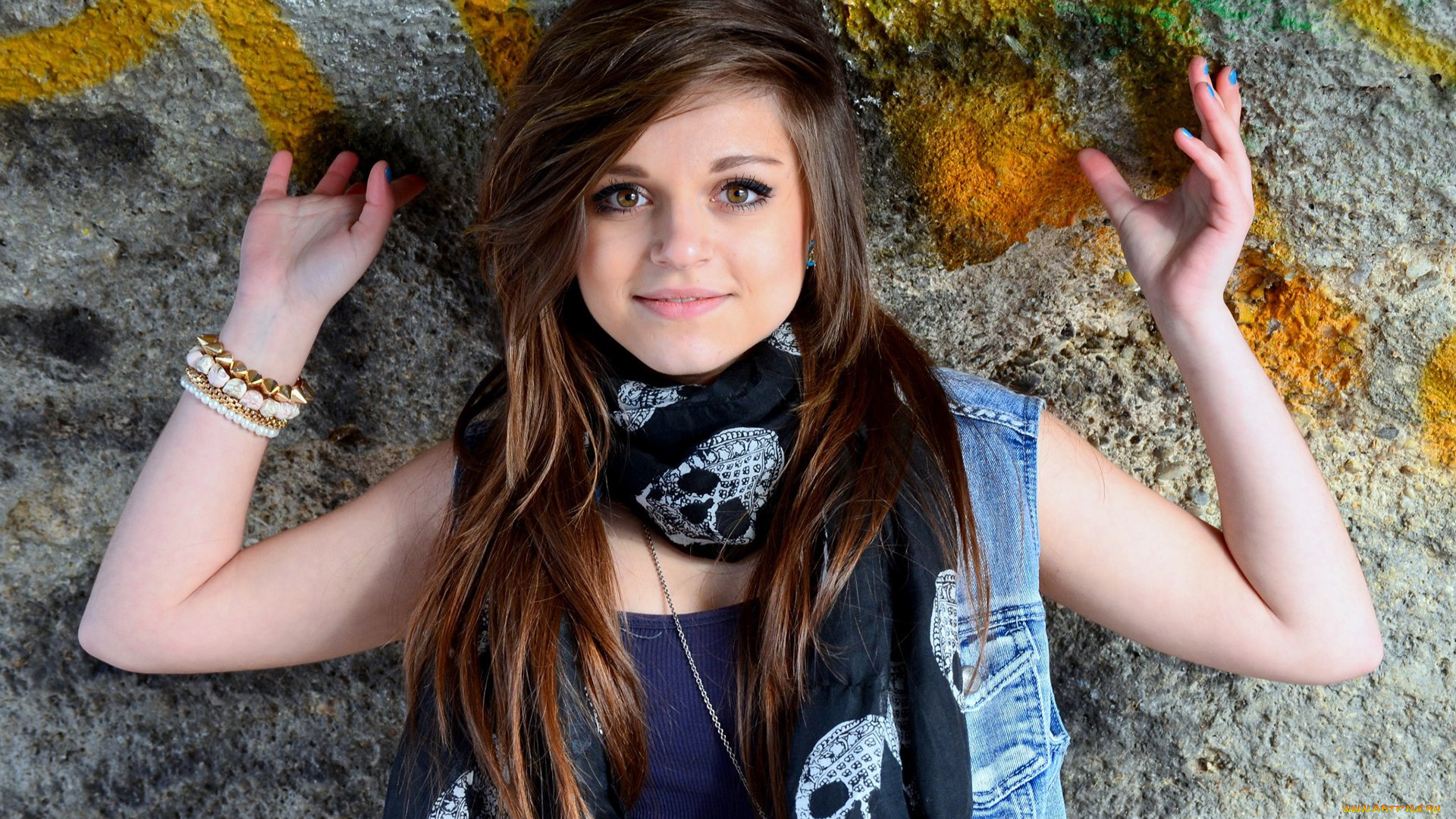 девушки, -unsort, , брюнетки, , шатенки, жилетка, платок, улыбка, браслеты, стена, цепь, майка