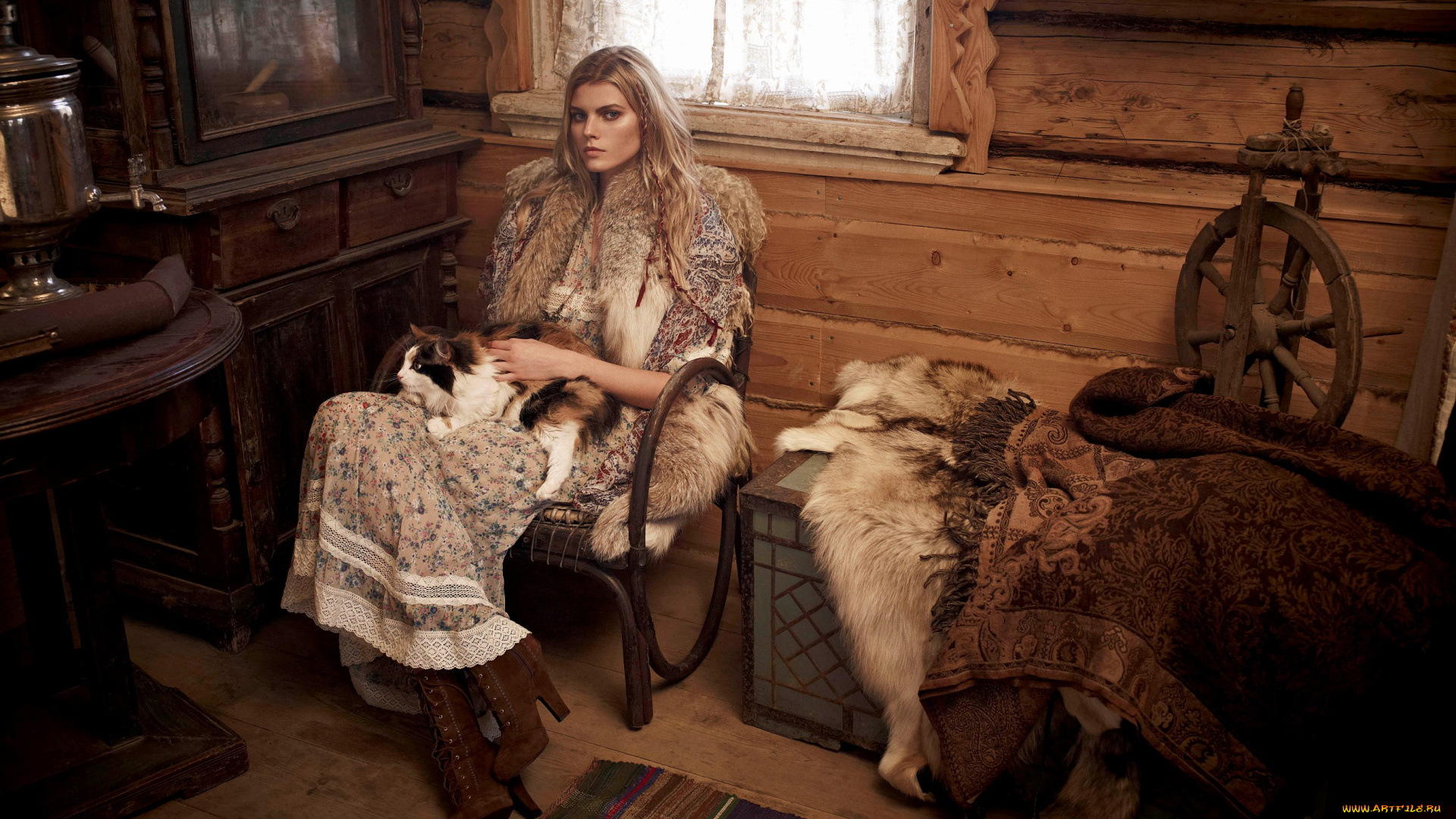 девушки, марина, линчук, модель, блондинка, изба, меха, прялка, кот, кресло, комод, самовар, ретро
