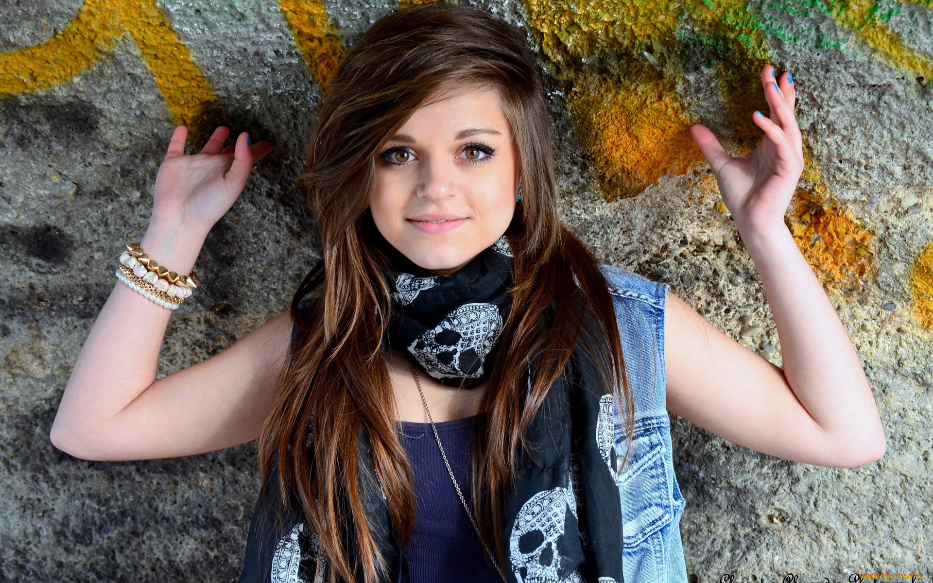 девушки, -unsort, , брюнетки, , шатенки, жилетка, платок, улыбка, браслеты, стена, цепь, майка