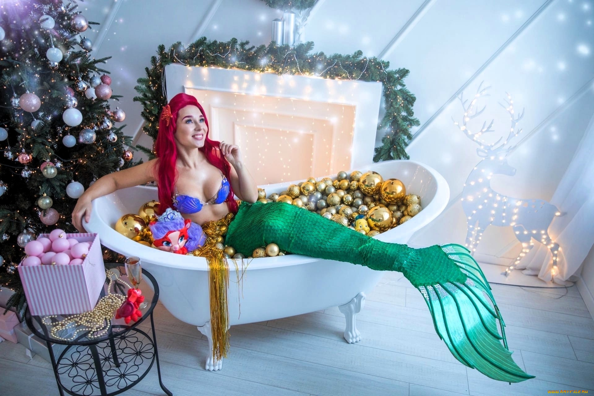 девушки, анна, шаховская, образ, косплей, наряд, костюм, русалочка, ванна, бокал, коробка, шарики, ёлка, новый, год