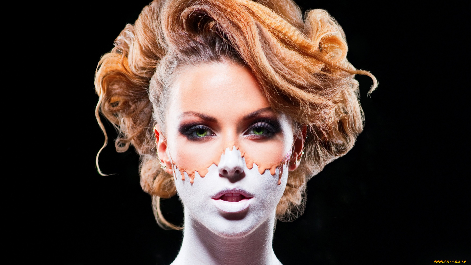 девушки, -unsort, , креатив, зеленые, глаза, прическа, волосы, ресницы, грим, лицо, девушка, черный, фон