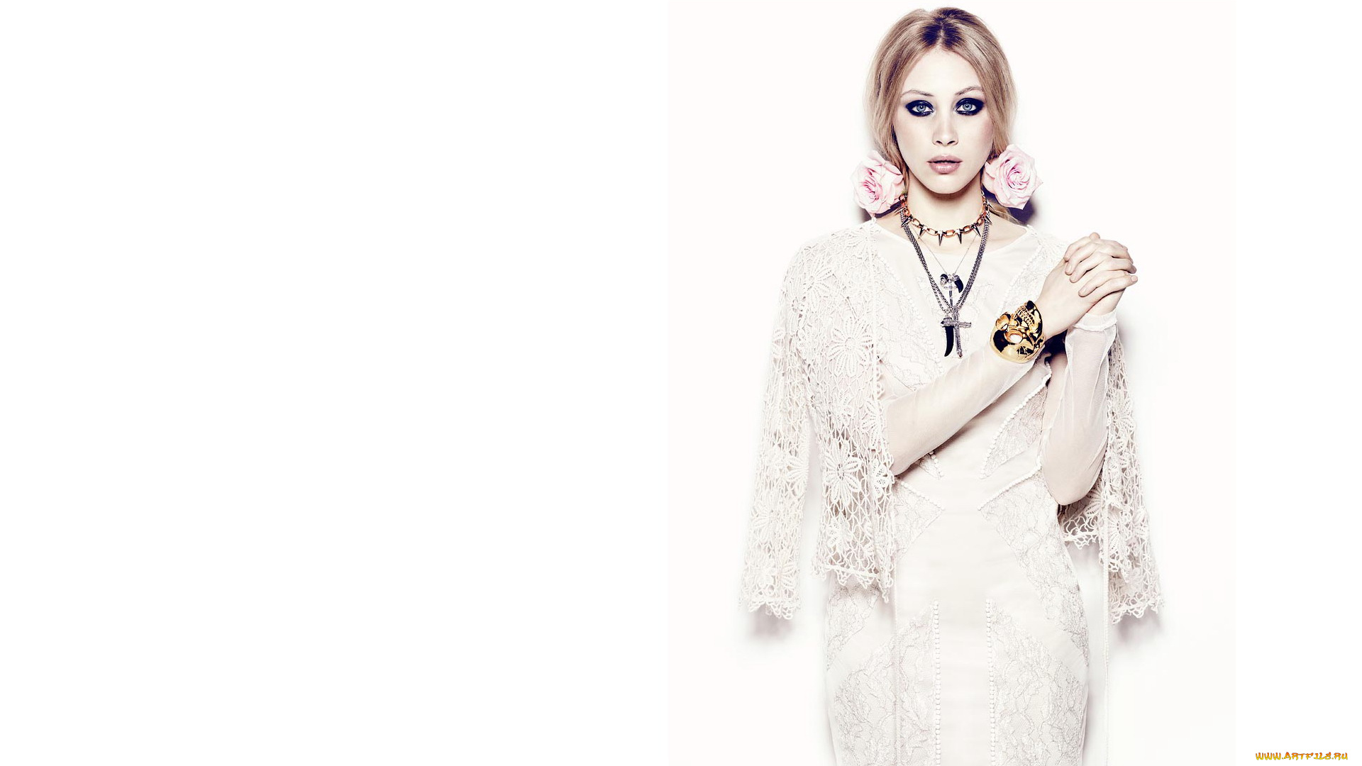 девушки, sarah, gadon, ожерелья, череп, браслет, украшения, кружево, накидка, белый, фон, платье, розы, актриса