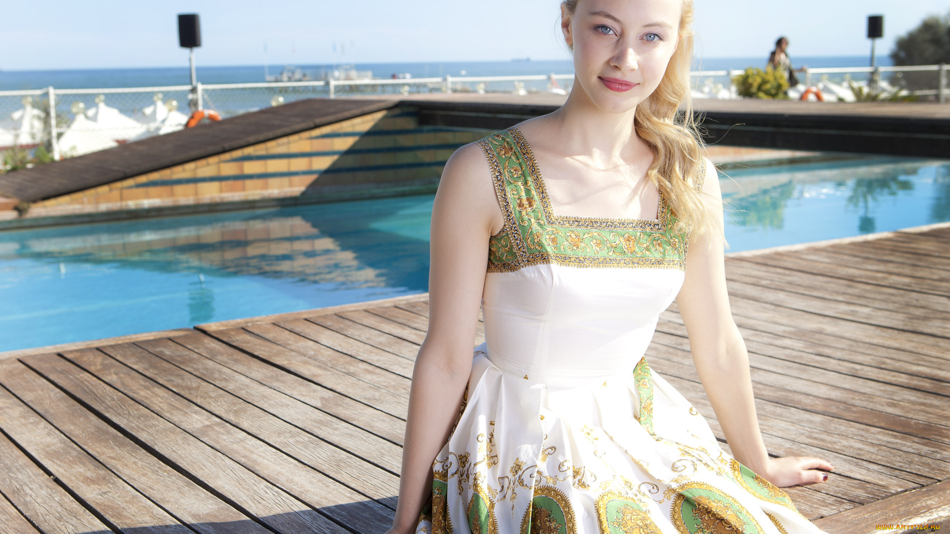 девушки, sarah, gadon, причал, море, сарафан, улыбка, актриса, блондинка