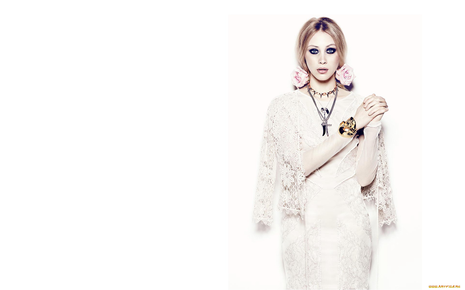 девушки, sarah, gadon, ожерелья, череп, браслет, украшения, кружево, накидка, белый, фон, платье, розы, актриса