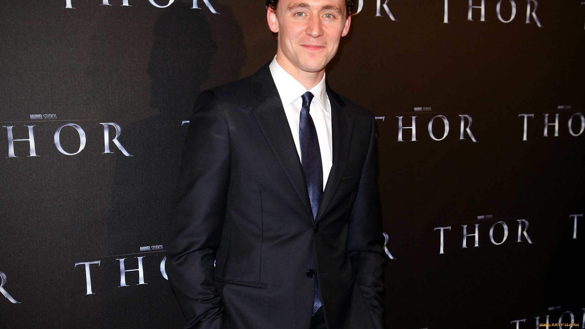 мужчины, tom, hiddleston, улыбка, галстук, костюм